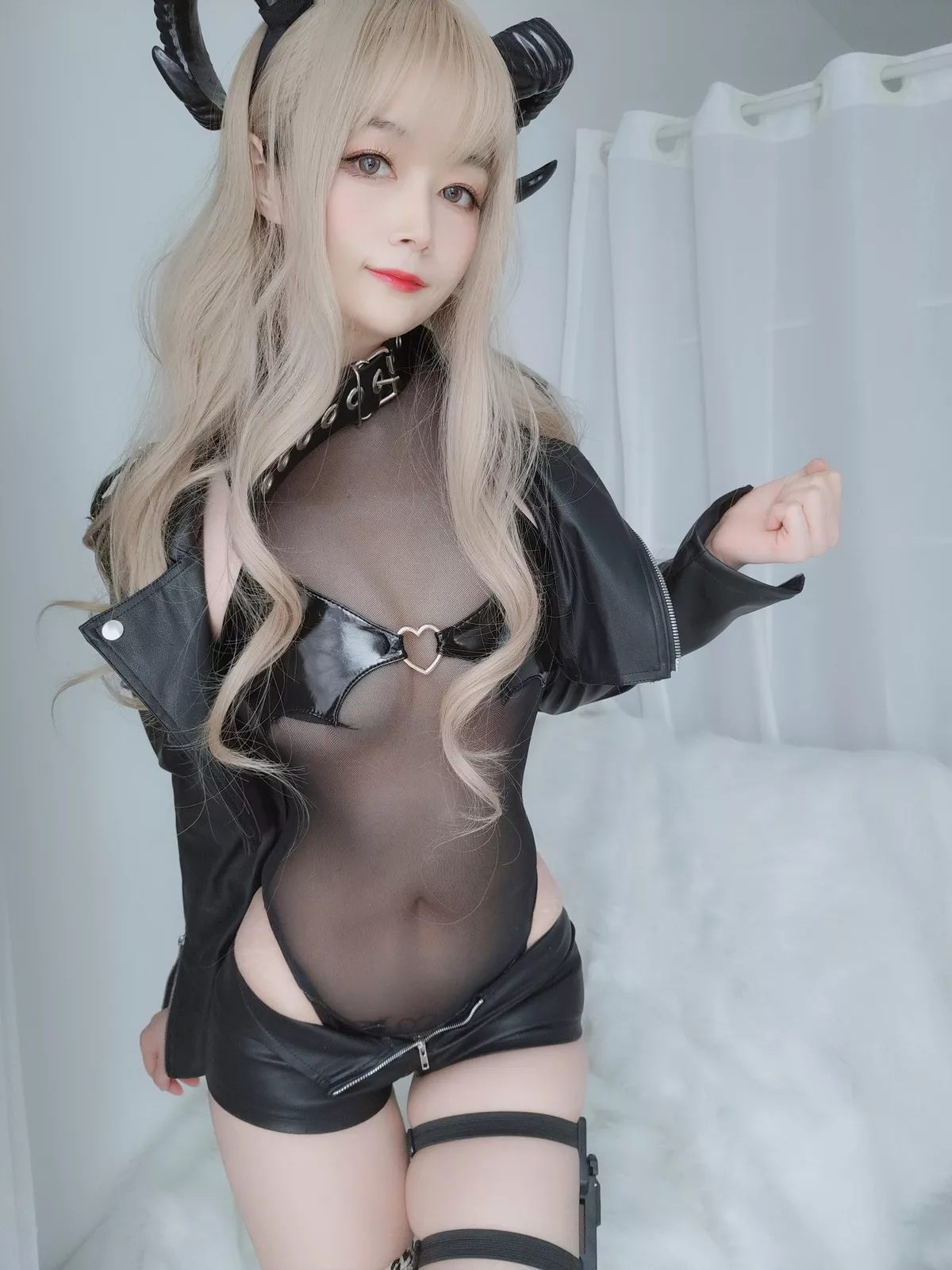 Coser小姐姐白银皮衣小恶魔主题私房黑色皮质外衣露薄透连体衣秀翘臀诱惑写真84P
