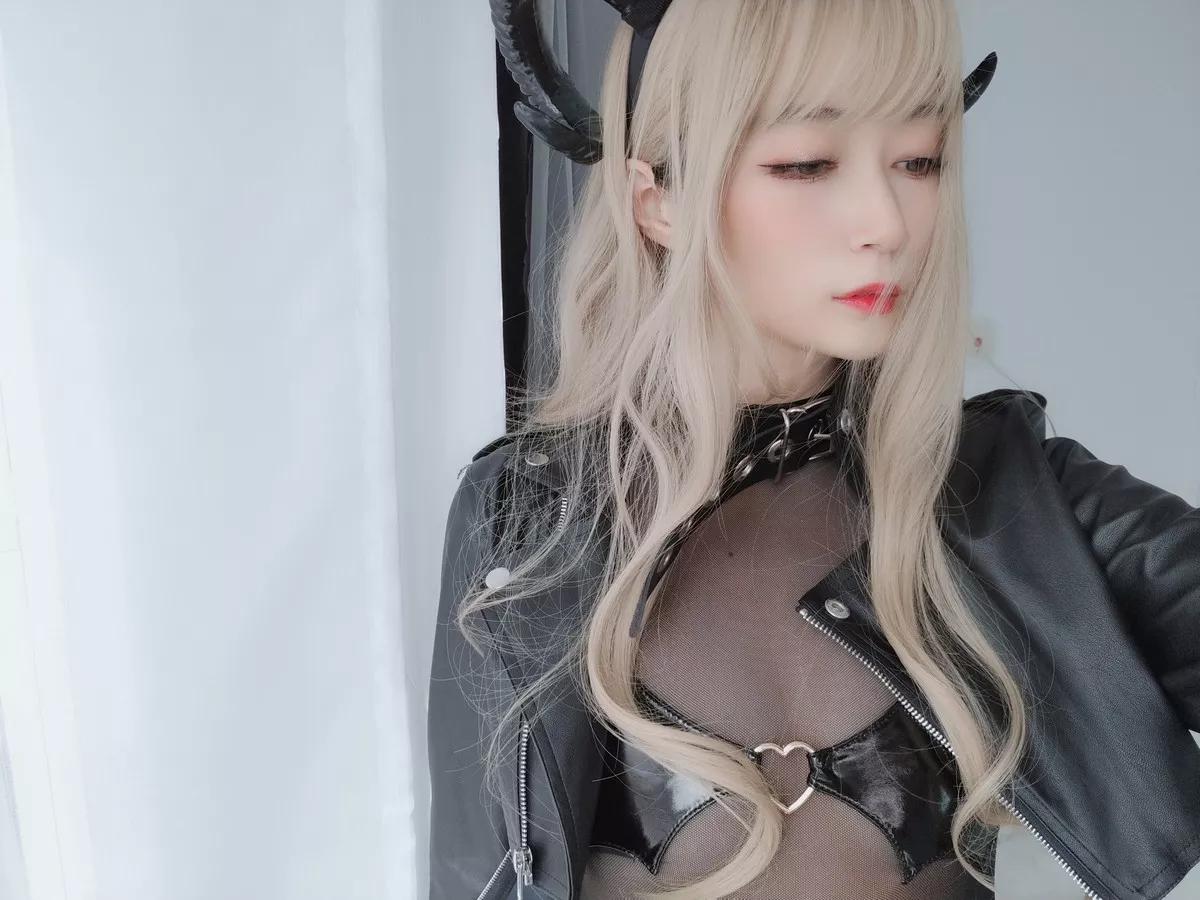 Coser小姐姐白银皮衣小恶魔主题私房黑色皮质外衣露薄透连体衣秀翘臀诱惑写真84P