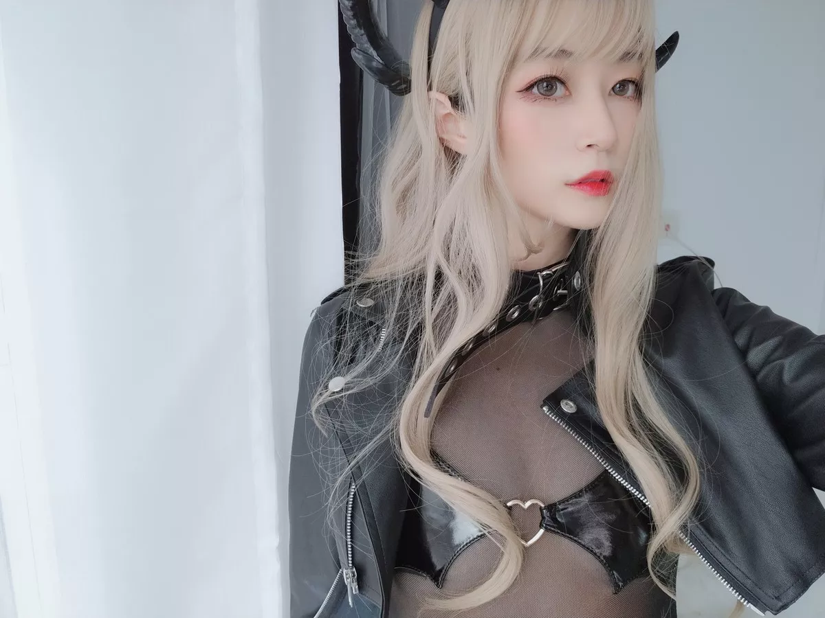 Coser小姐姐白银皮衣小恶魔主题私房黑色皮质外衣露薄透连体衣秀翘臀诱惑写真84P