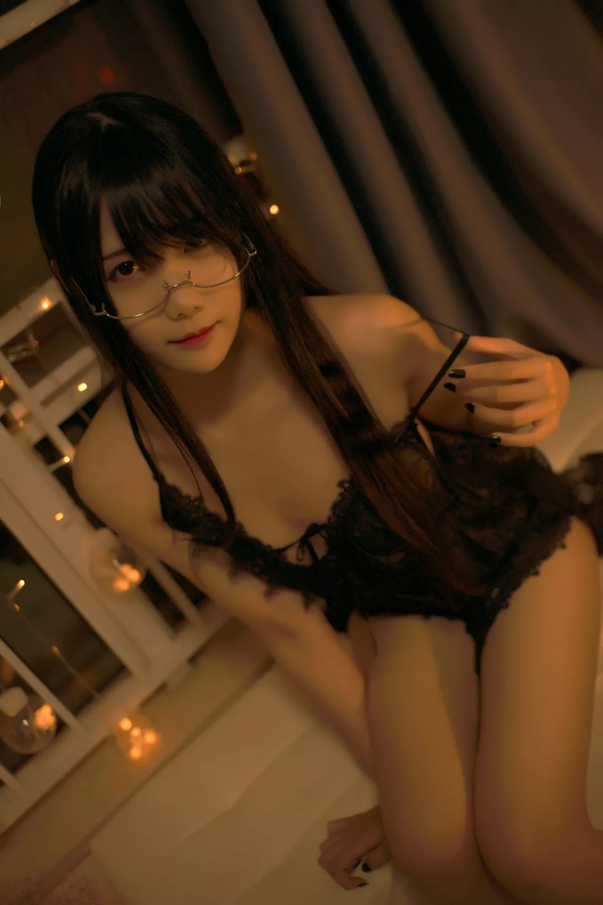 动漫博主曉美媽夜玫瑰主题私房暗色灯光下黑色蕾丝吊裙秀翘臀美腿诱惑写真41P