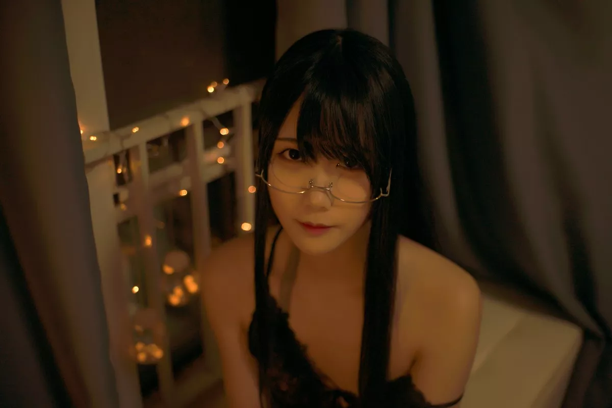 动漫博主曉美媽夜玫瑰主题私房暗色灯光下黑色蕾丝吊裙秀翘臀美腿诱惑写真41P