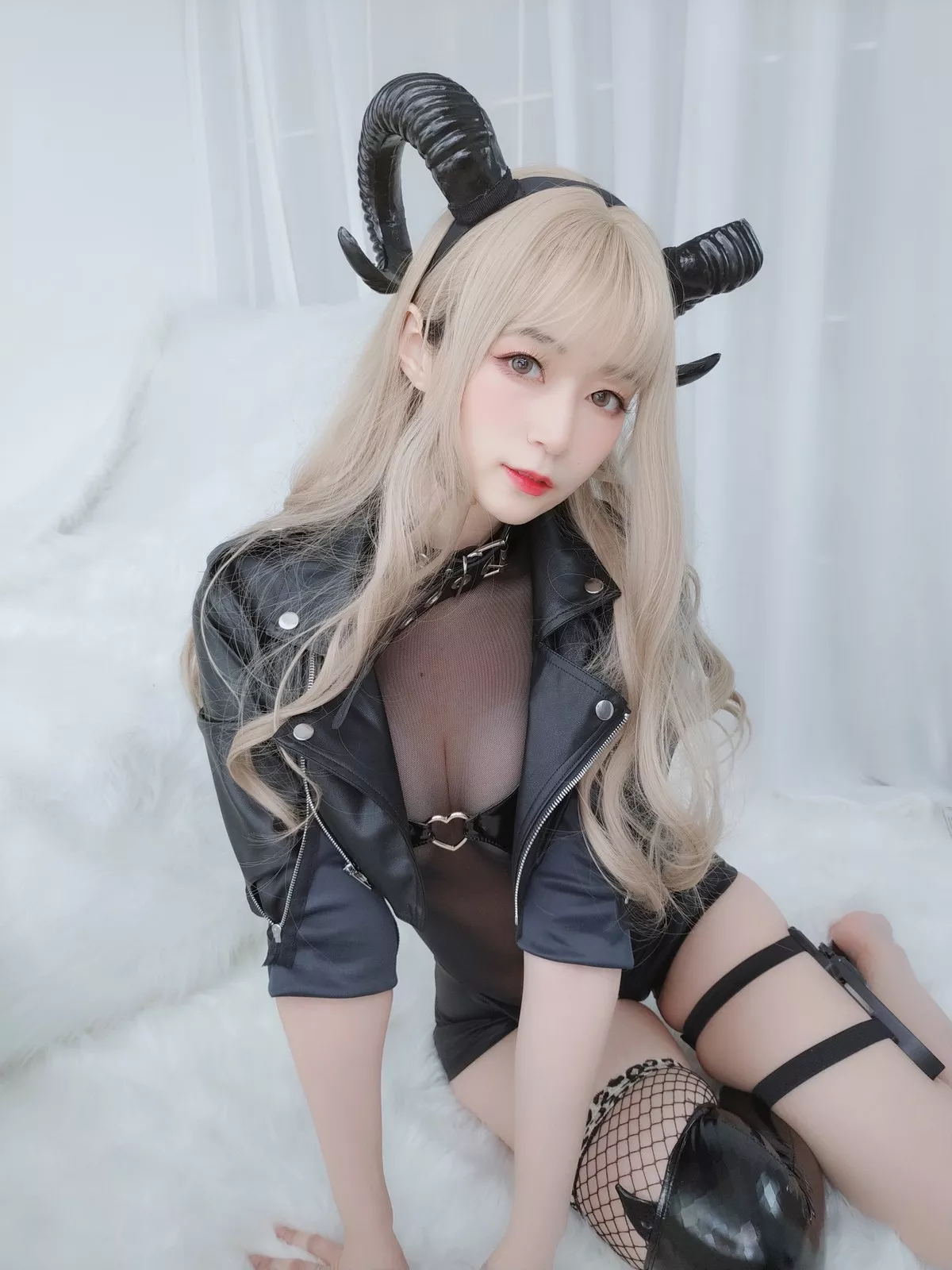 Coser小姐姐白银皮衣小恶魔主题私房黑色皮质外衣露薄透连体衣秀翘臀诱惑写真84P