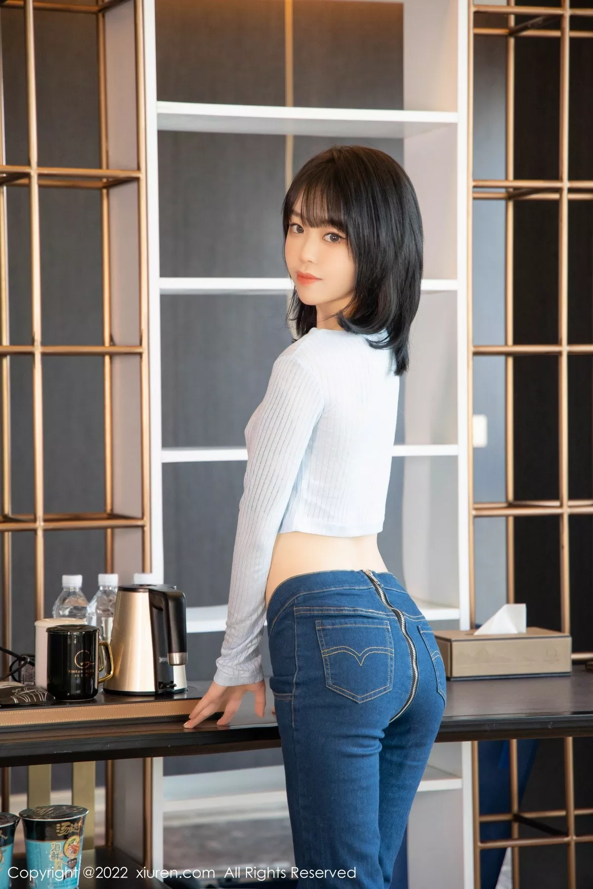 XiuRen第4584期_模特奶瓶蓝色外套配牛仔裤私房半脱秀浑圆翘臀极致诱惑写真94P