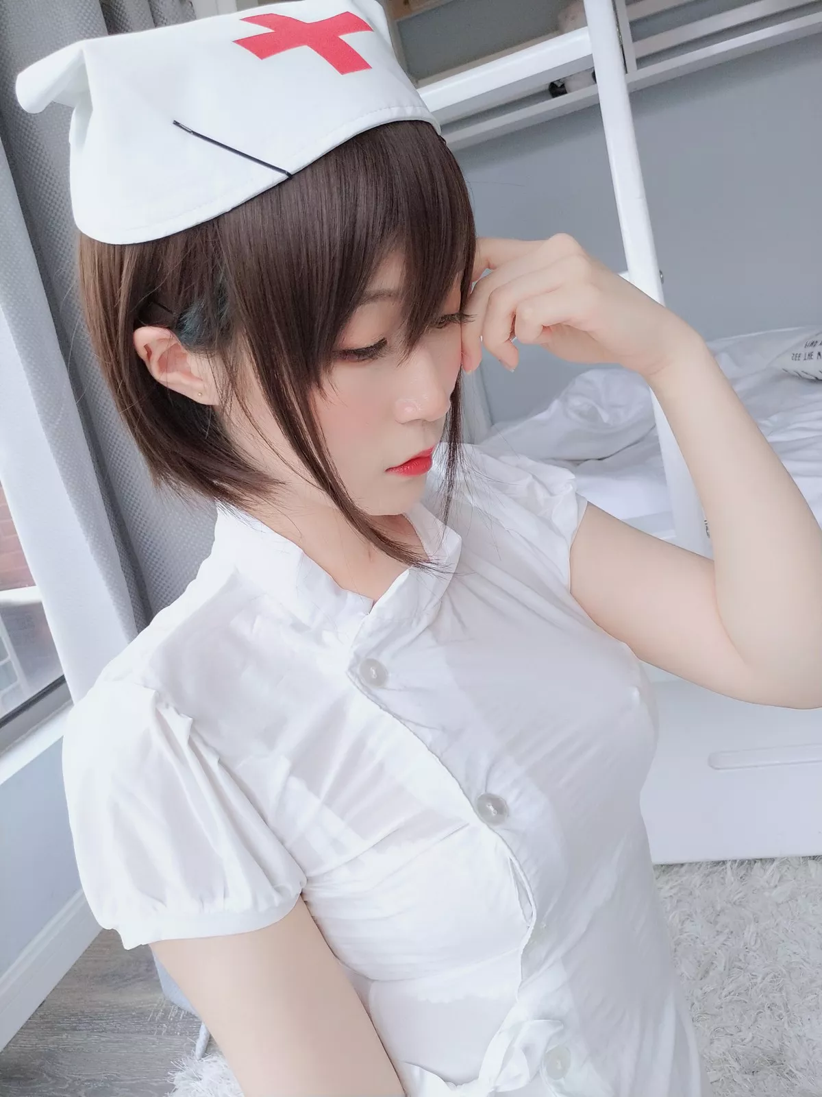 Coser小姐姐白银白丝小护士主题私房薄透护士装配白丝裤袜秀丰满身材诱惑写真51P