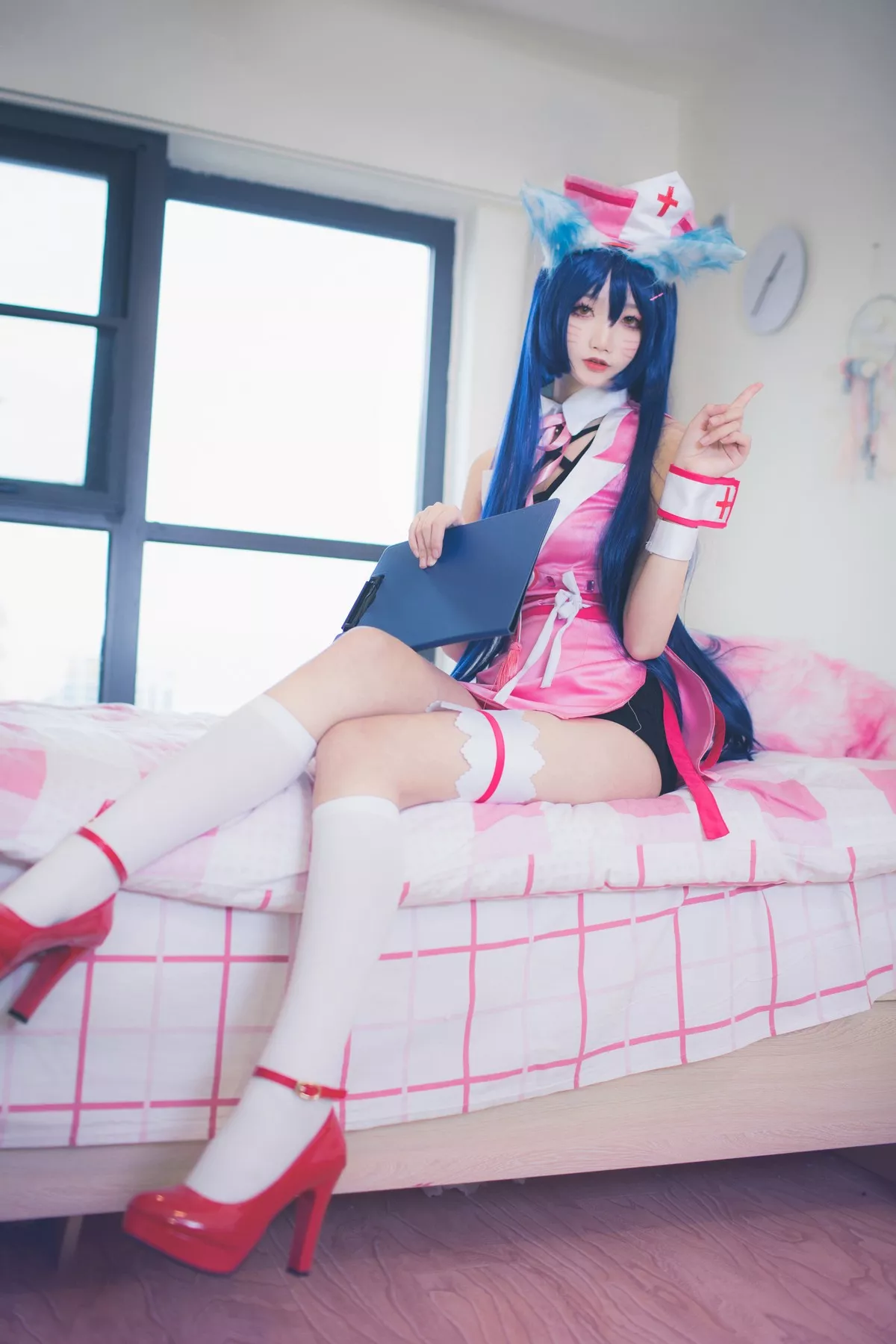 清纯少女五更百鬼阿狸护士服主题私房性感护士装配白丝腿袜秀美腿诱惑写真37P