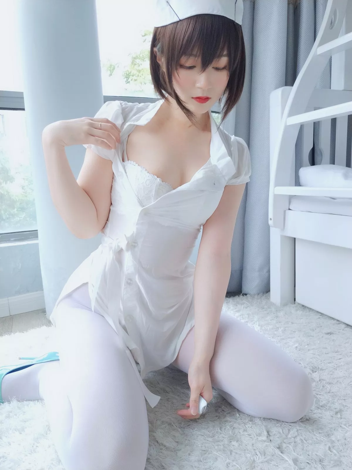 Coser小姐姐白银白丝小护士主题私房薄透护士装配白丝裤袜秀丰满身材诱惑写真51P
