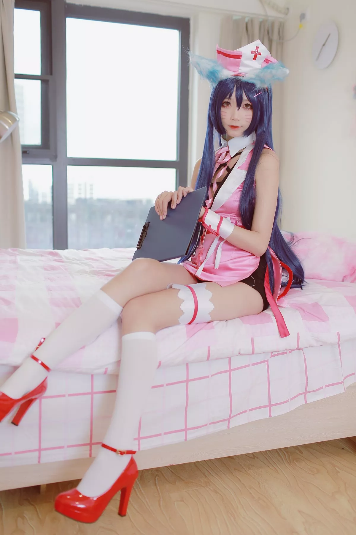 清纯少女五更百鬼阿狸护士服主题私房性感护士装配白丝腿袜秀美腿诱惑写真37P
