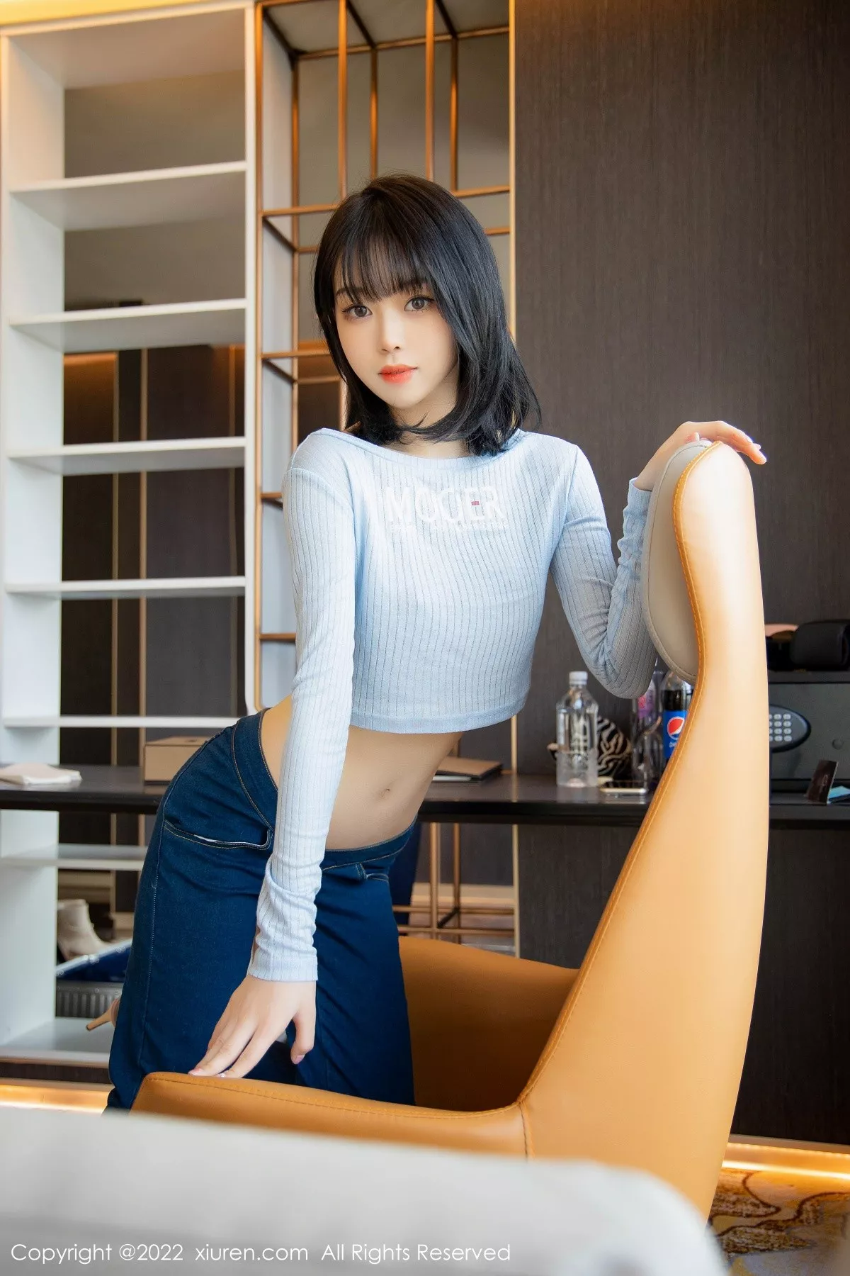 XiuRen第4584期_模特奶瓶蓝色外套配牛仔裤私房半脱秀浑圆翘臀极致诱惑写真94P