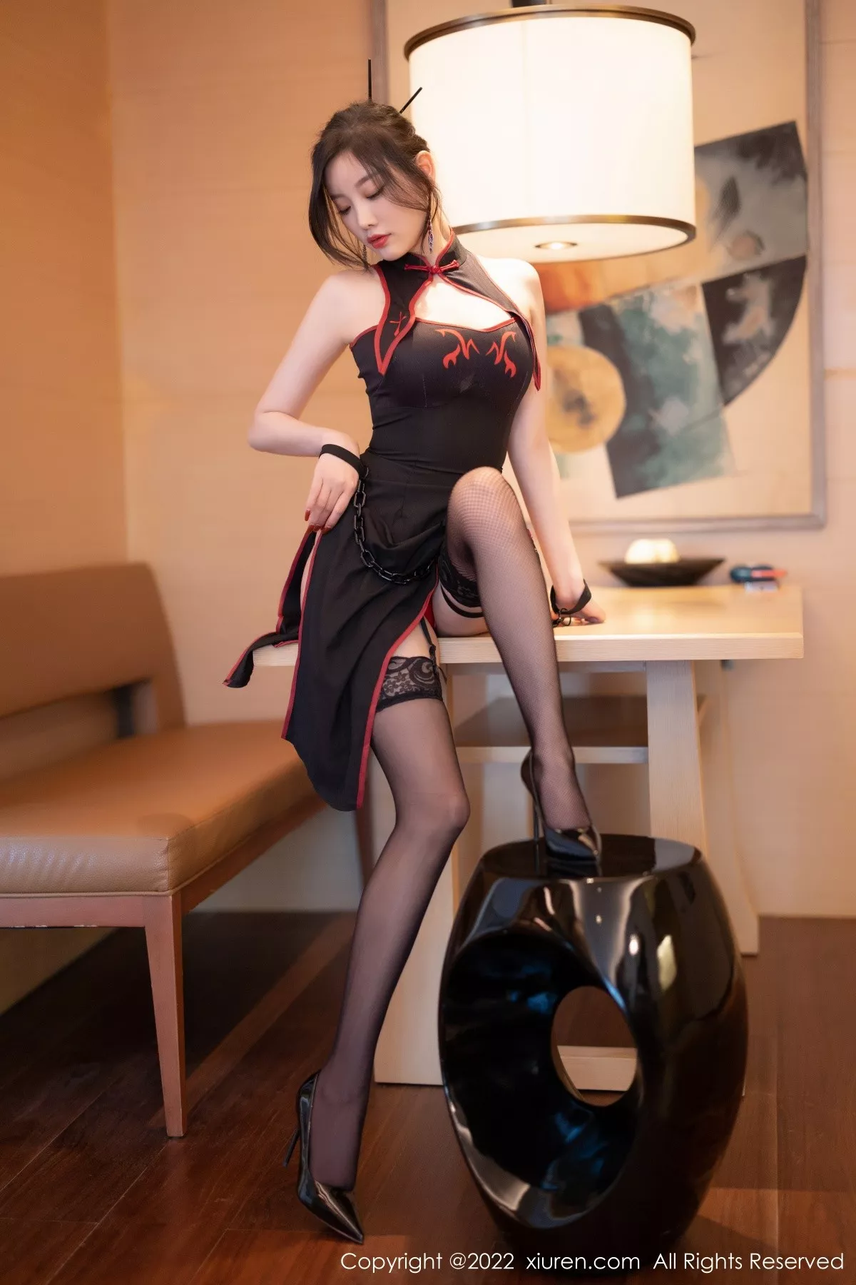 XiuRen第4587期_女神杨晨晨Yome黑色短旗袍配蕾丝吊袜秀完美身材诱惑写真74P