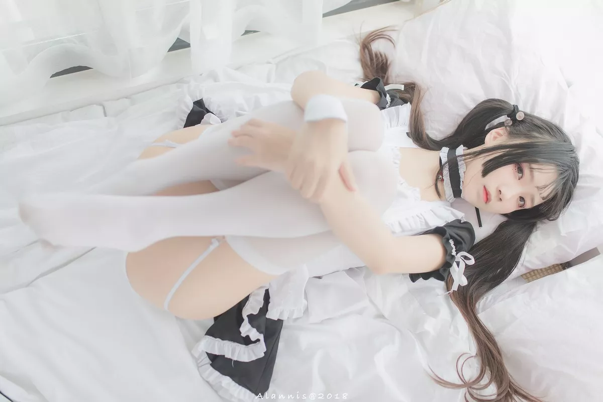 清纯少女五更百鬼女仆主题私房床上性感女仆装配白丝吊袜秀翘臀美腿诱惑写真31P