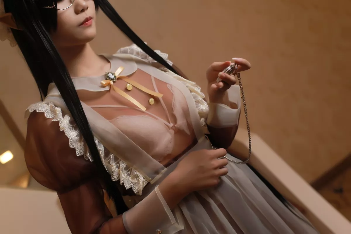 动漫博主曉美媽透明女仆主题眼镜美少女私房撩裙露白色蕾丝吊袜秀翘臀诱惑写真38P
