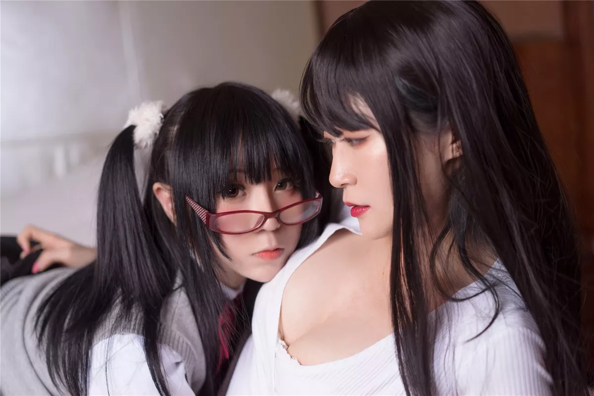 Coser小姐姐白银＆摇摇乐性感姐妹花主题私房性感丝袜系列秀翘臀撩人诱惑写真125P