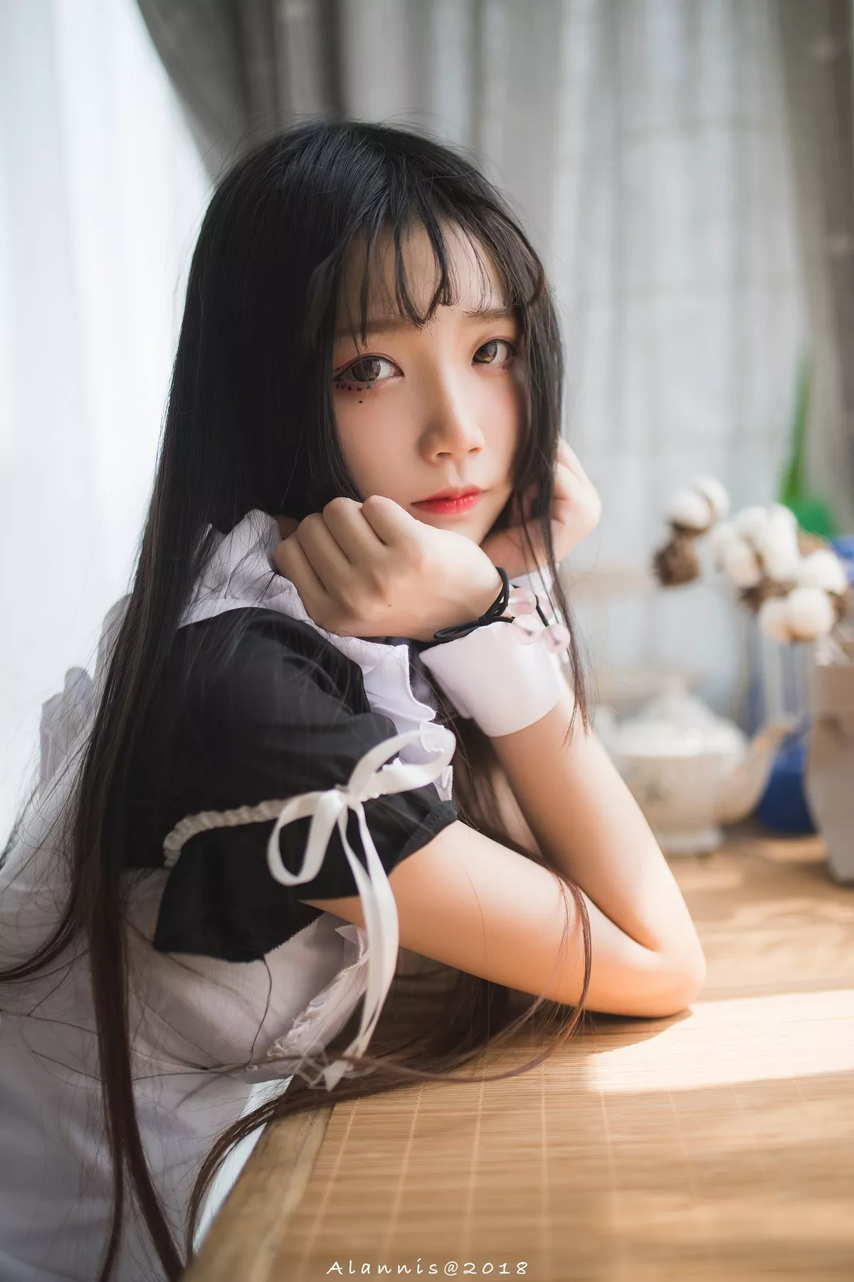 清纯少女五更百鬼女仆主题私房床上性感女仆装配白丝吊袜秀翘臀美腿诱惑写真31P