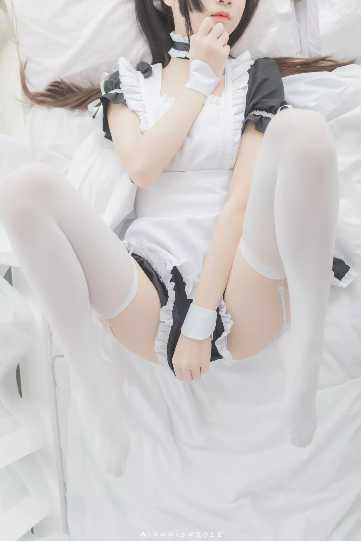 清纯少女五更百鬼女仆主题私房床上性感女仆装配白丝吊袜秀翘臀美腿诱惑写真31P