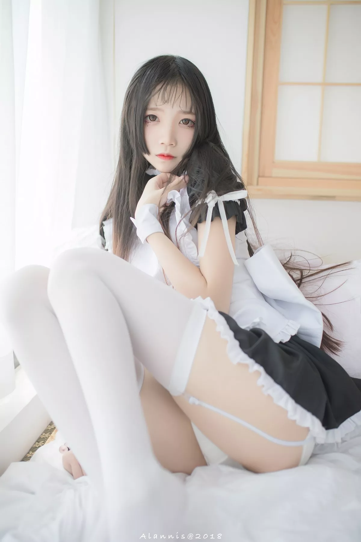 清纯少女五更百鬼女仆主题私房床上性感女仆装配白丝吊袜秀翘臀美腿诱惑写真31P