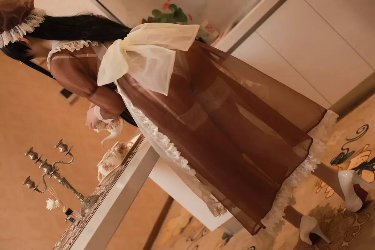 动漫博主曉美媽透明女仆主题眼镜美少女私房撩裙露白色蕾丝吊袜秀翘臀诱惑写真38P