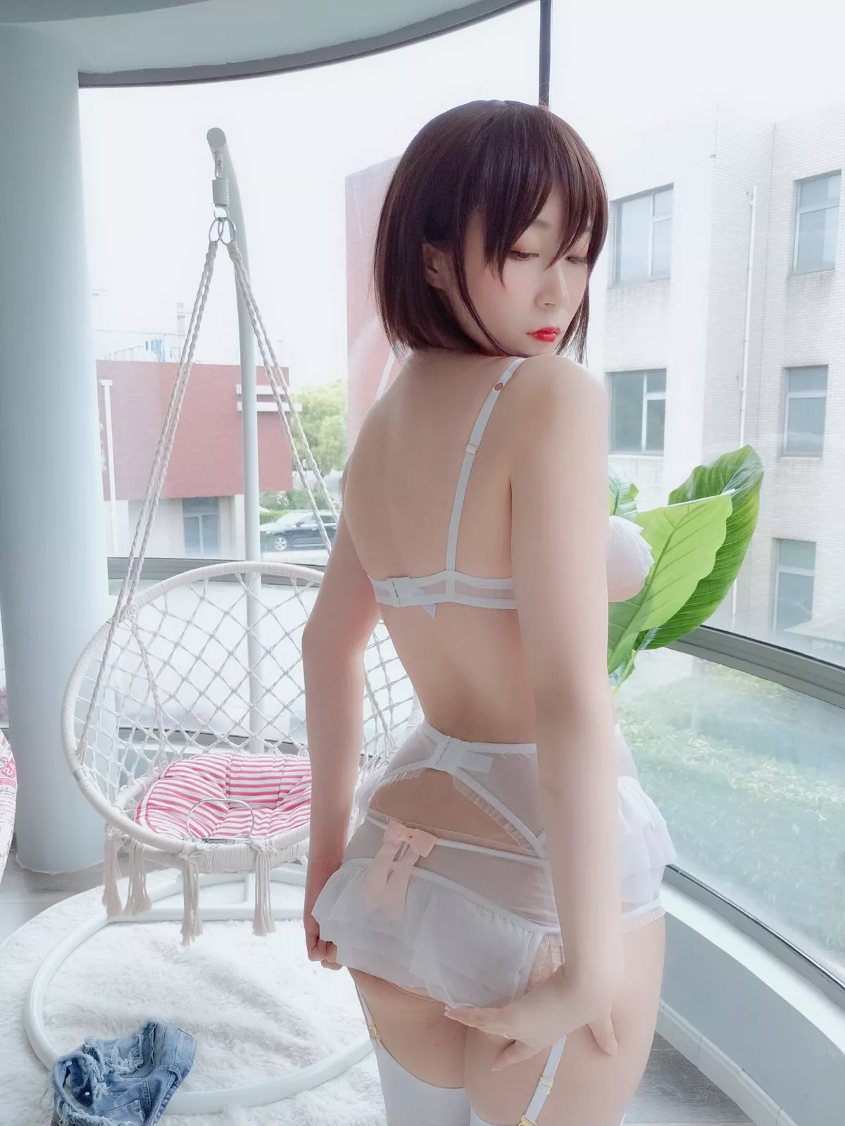 Coser小姐姐白银不后悔主题私房性感白色内衣配白丝吊袜秀完美身材诱惑写真30P