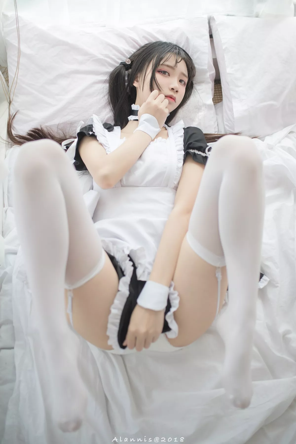 清纯少女五更百鬼女仆主题私房床上性感女仆装配白丝吊袜秀翘臀美腿诱惑写真31P