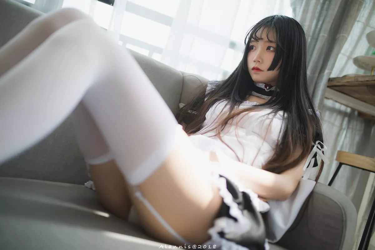 清纯少女五更百鬼女仆主题私房床上性感女仆装配白丝吊袜秀翘臀美腿诱惑写真31P