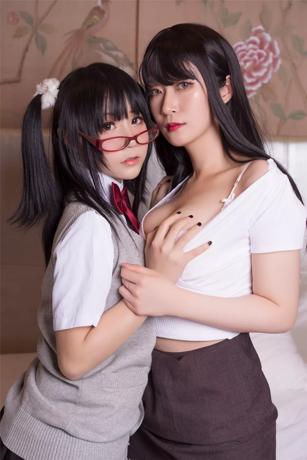 Coser小姐姐白银＆摇摇乐性感姐妹花主题私房性感丝袜系列秀翘臀撩人诱惑写真125P
