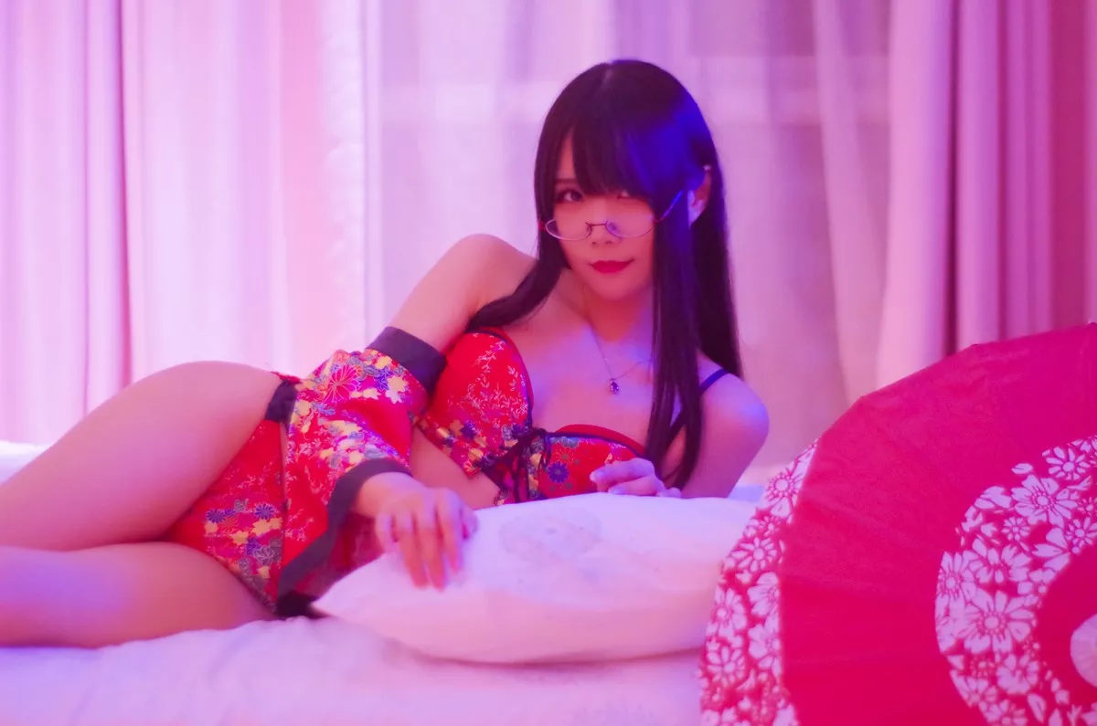 动漫博主曉美媽红色浴衣主题私房半脱浴衣露性感内衣秀完美身材迷人诱惑写真35P