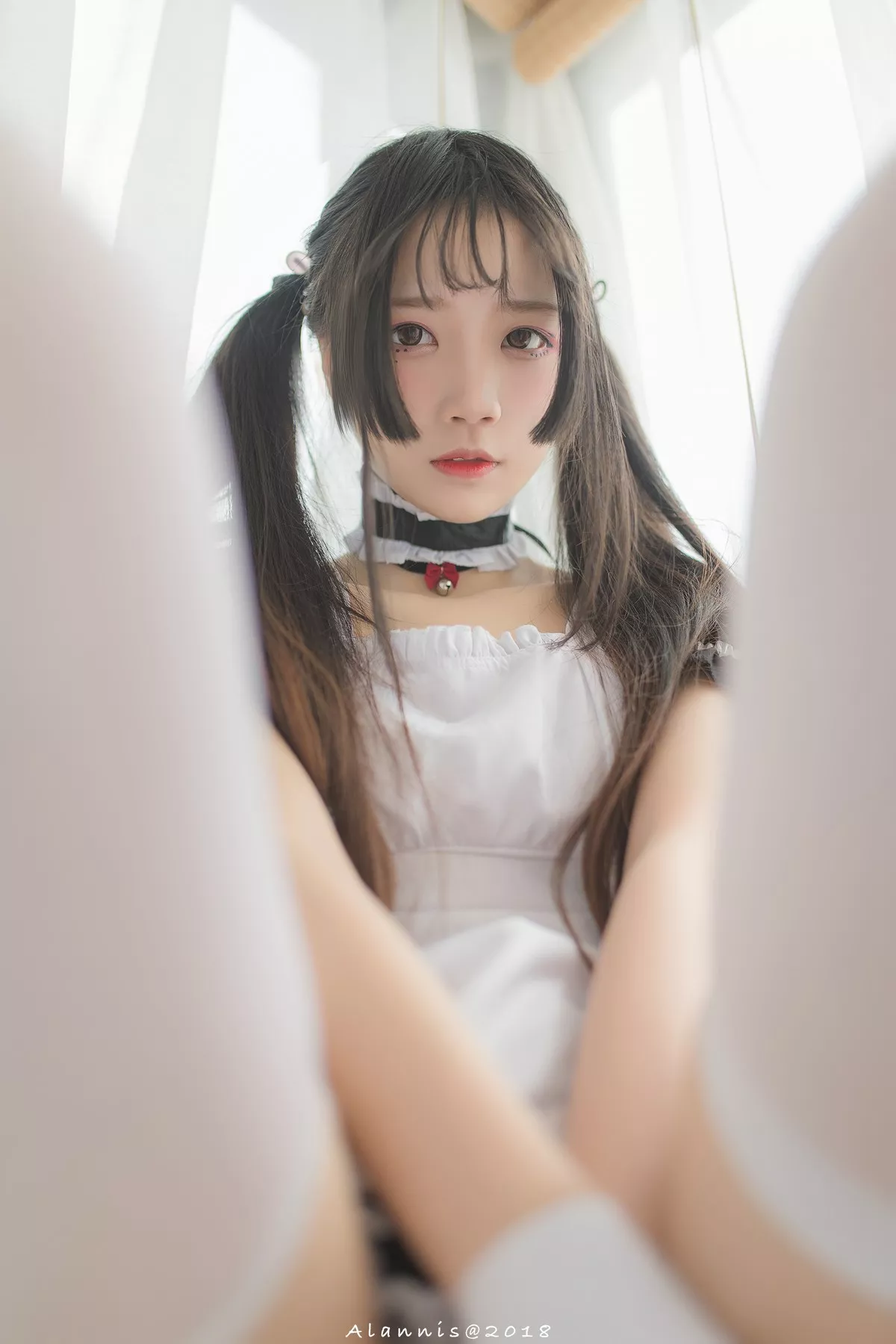 清纯少女五更百鬼女仆主题私房床上性感女仆装配白丝吊袜秀翘臀美腿诱惑写真31P