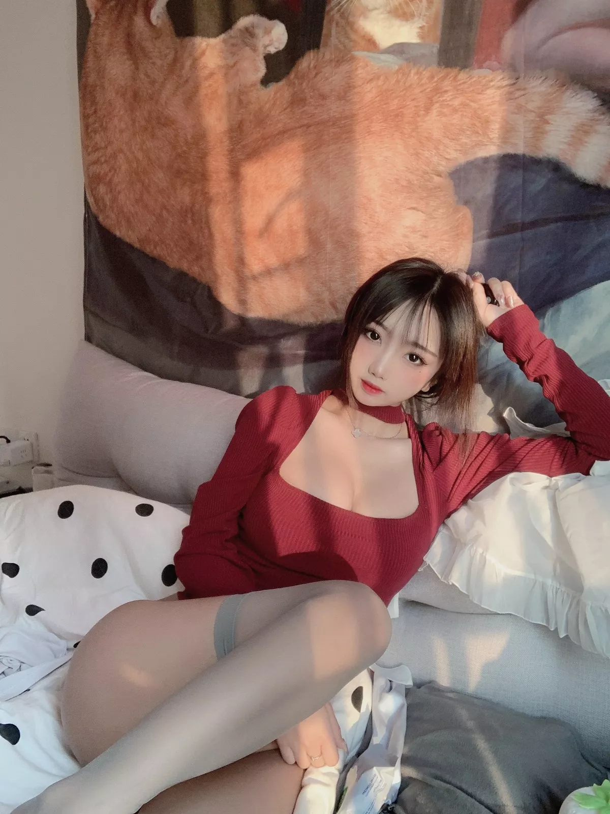 白嫩美少女鬼畜瑶在不在红色毛衣主题私房低胸高叉连体毛衣秀浑圆翘臀诱惑写真50P