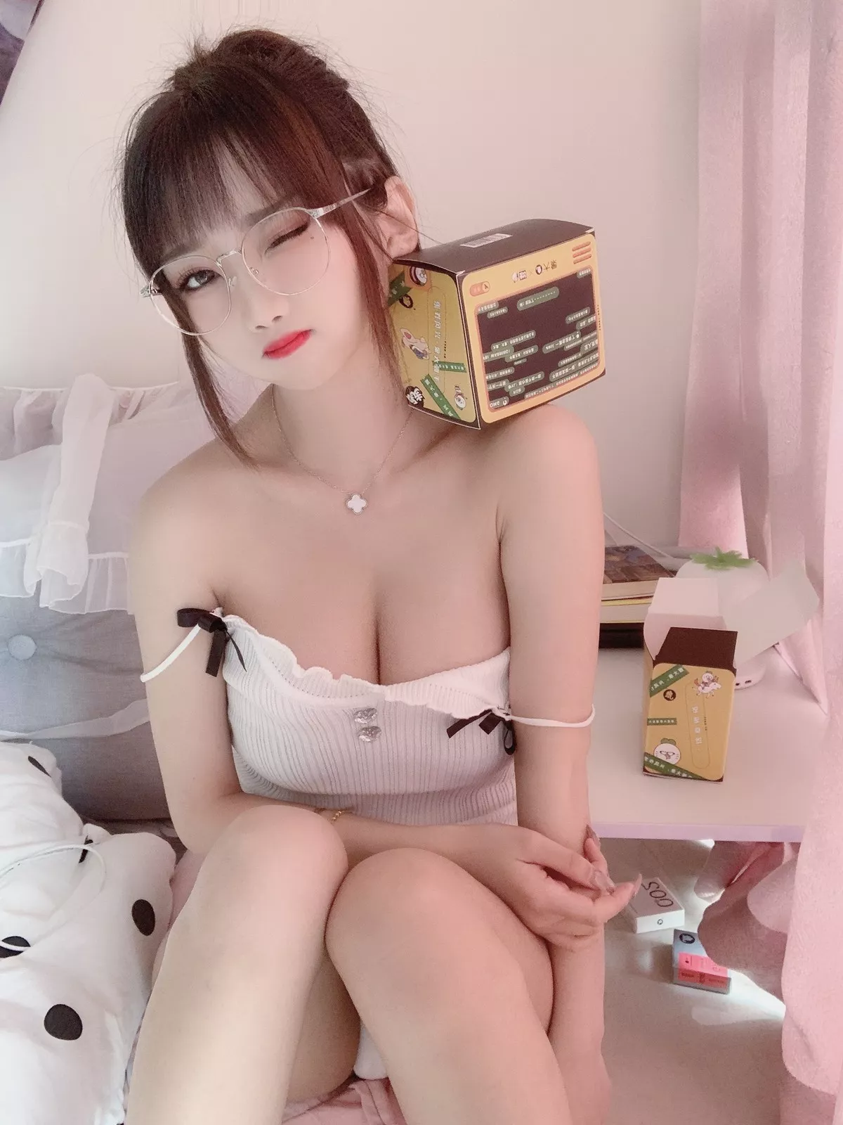 白嫩美少女鬼畜瑶在不在黄昏主题私房床上性感白色吊带内衣秀丰满身材诱惑写真50P