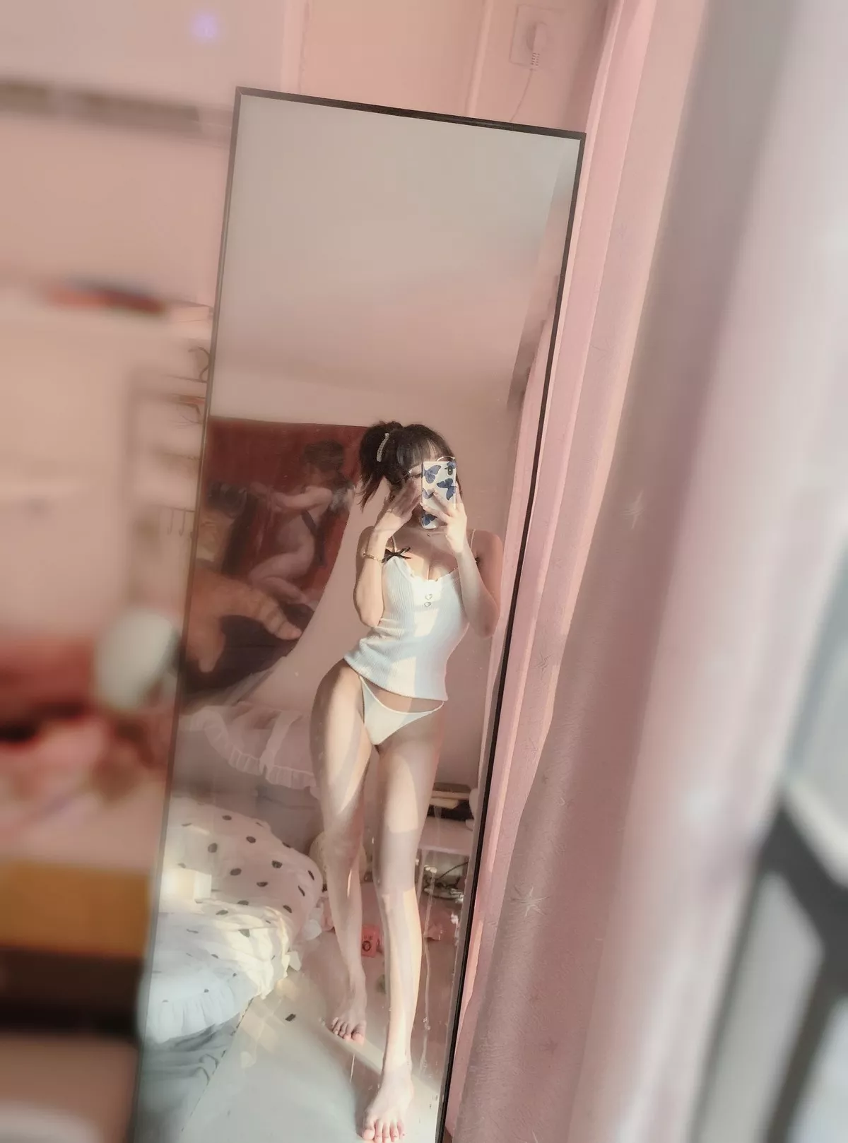 白嫩美少女鬼畜瑶在不在黄昏主题私房床上性感白色吊带内衣秀丰满身材诱惑写真50P