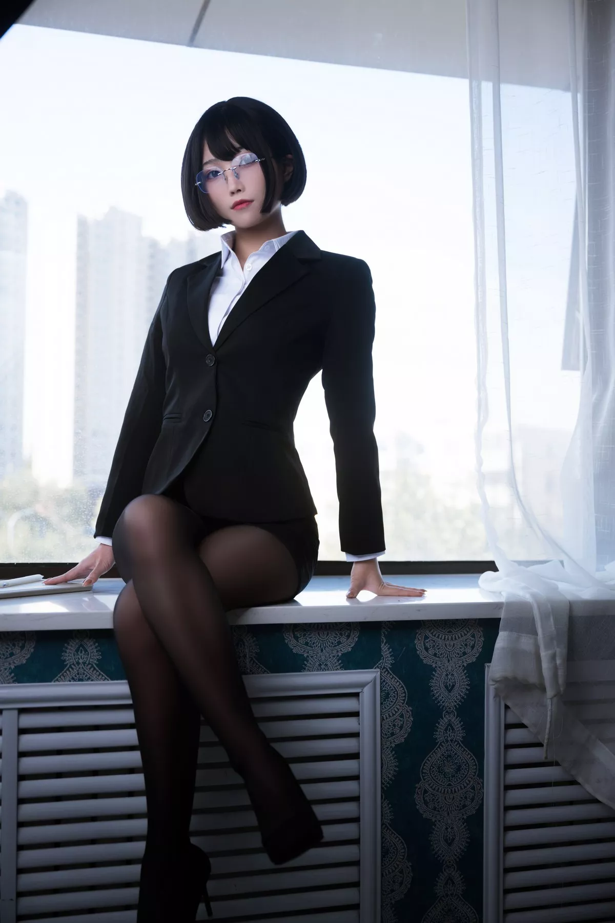 网络美女汪知子黑丝OL装+让巴尔cos+白枪呆三套性感服饰秀完美身材诱惑写真51P