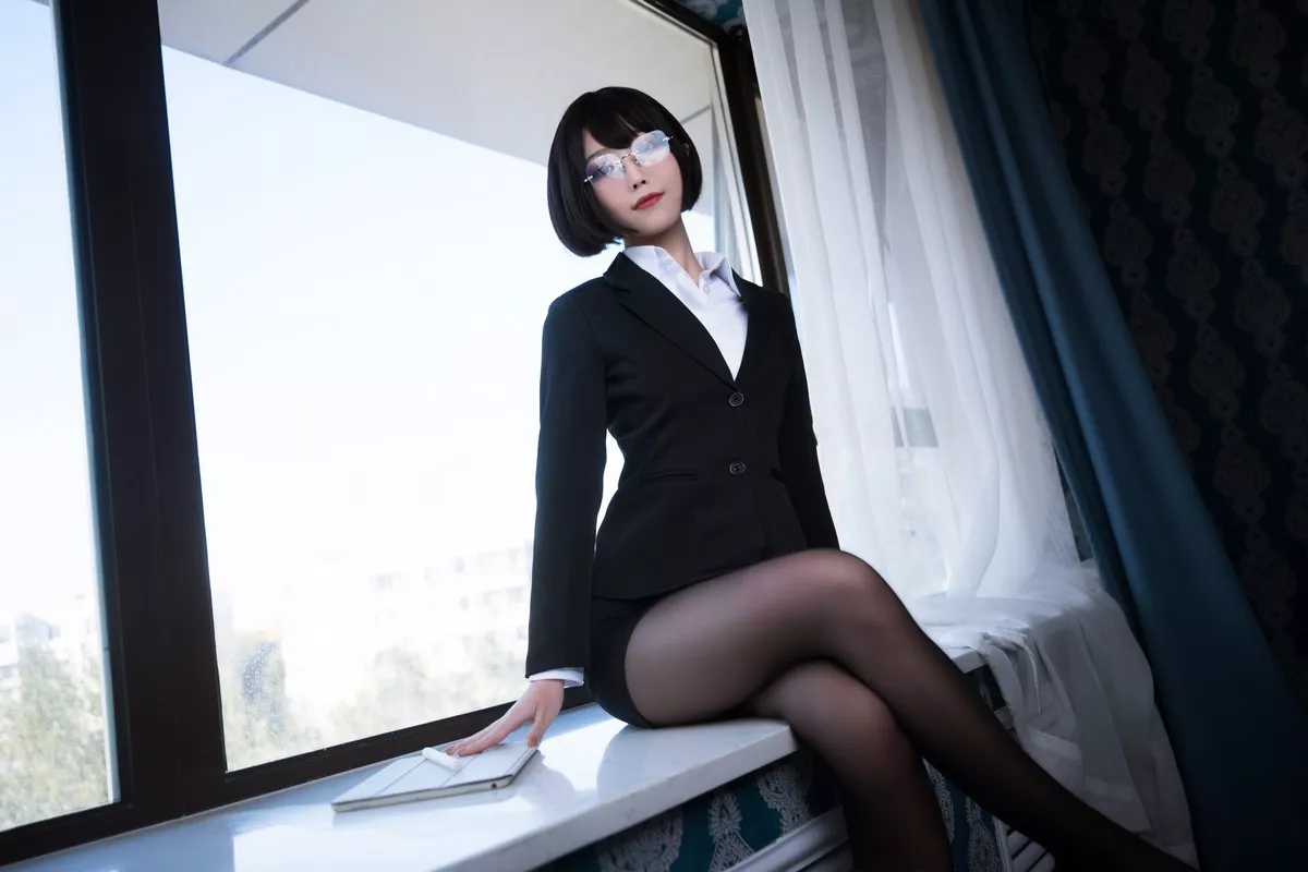 网络美女汪知子黑丝OL装+让巴尔cos+白枪呆三套性感服饰秀完美身材诱惑写真51P