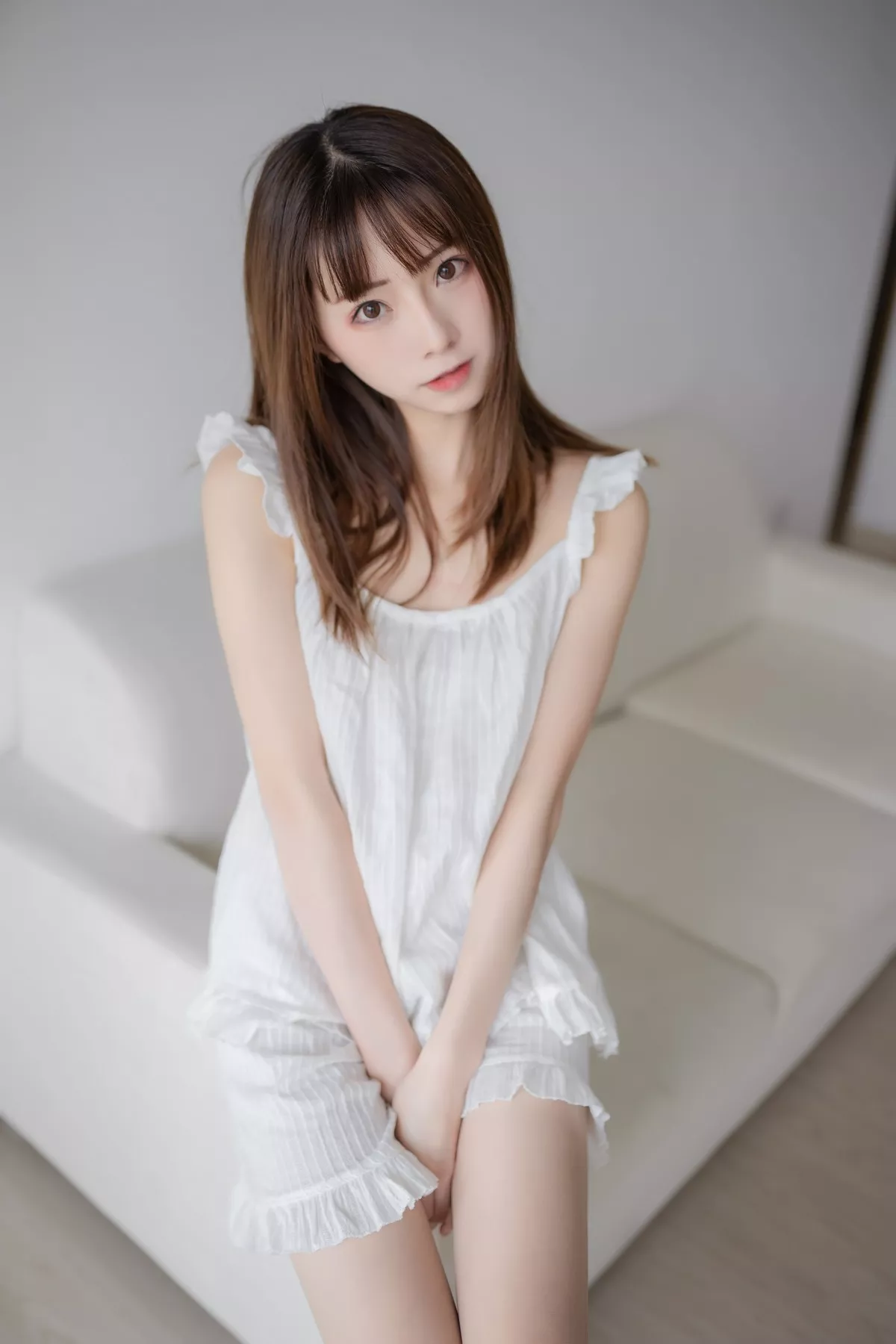 动漫博主Kitaro_绮太郎白色睡衣主题私房性感睡衣配超薄肉丝裤袜完美诱惑写真45P