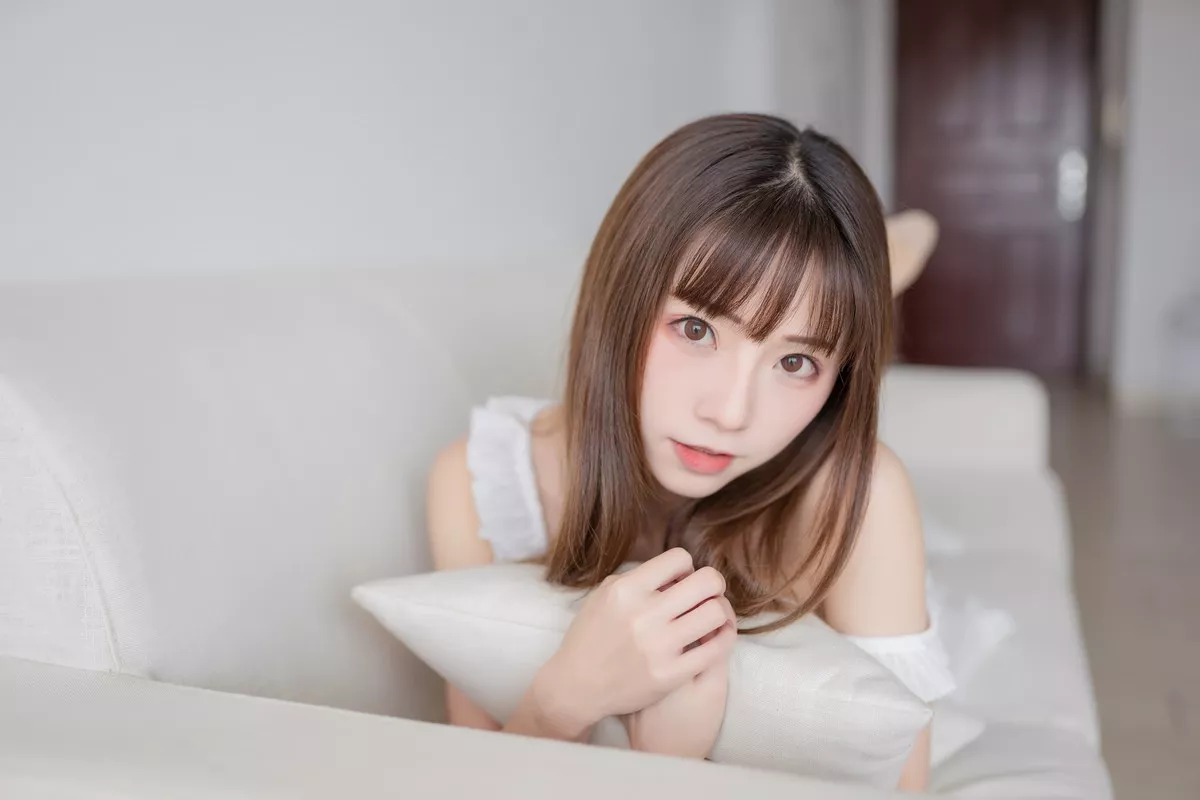 动漫博主Kitaro_绮太郎白色睡衣主题私房性感睡衣配超薄肉丝裤袜完美诱惑写真45P