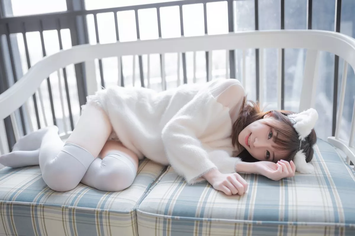 动漫博主Kitaro_绮太郎白喵女友主题性感纯白绒毛服饰配白丝袜秀美腿诱惑写真41P