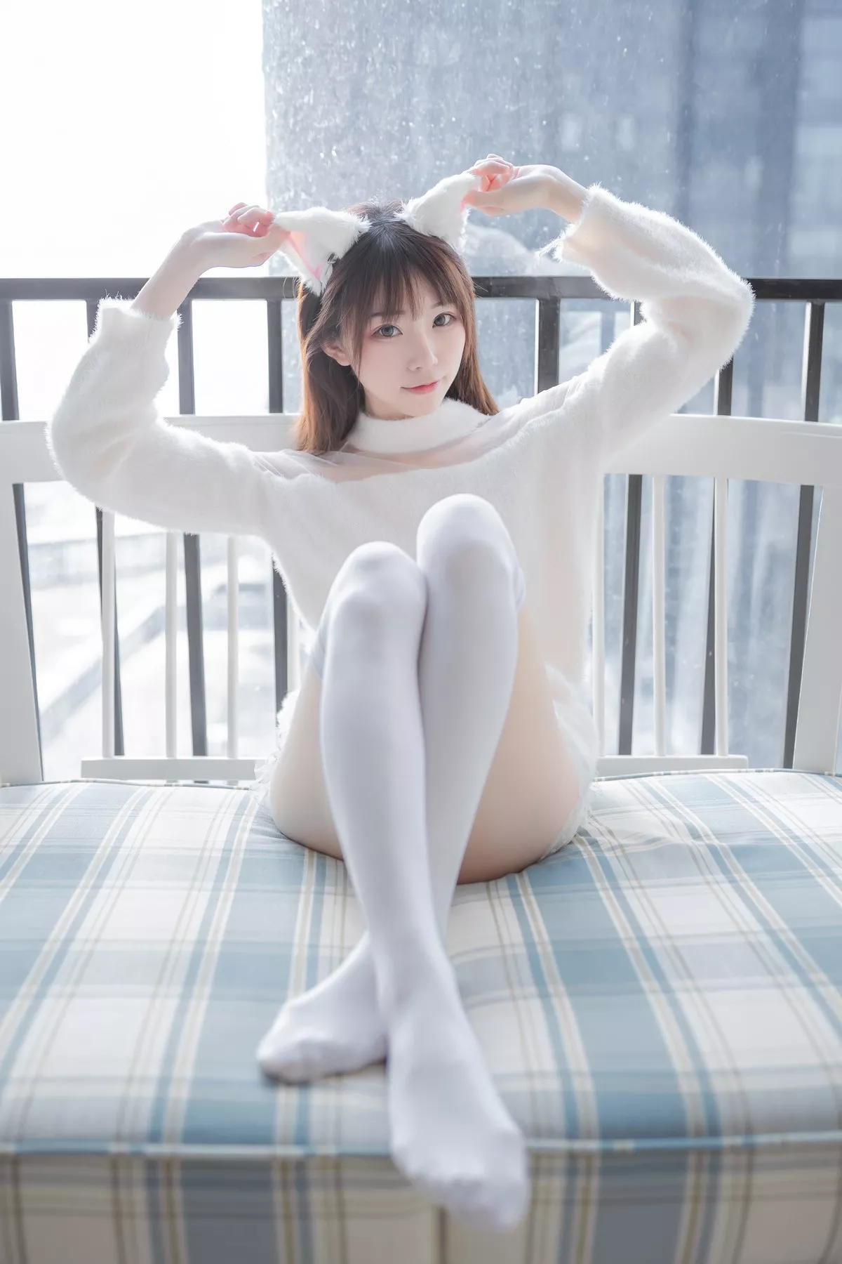 动漫博主Kitaro_绮太郎白喵女友主题性感纯白绒毛服饰配白丝袜秀美腿诱惑写真41P