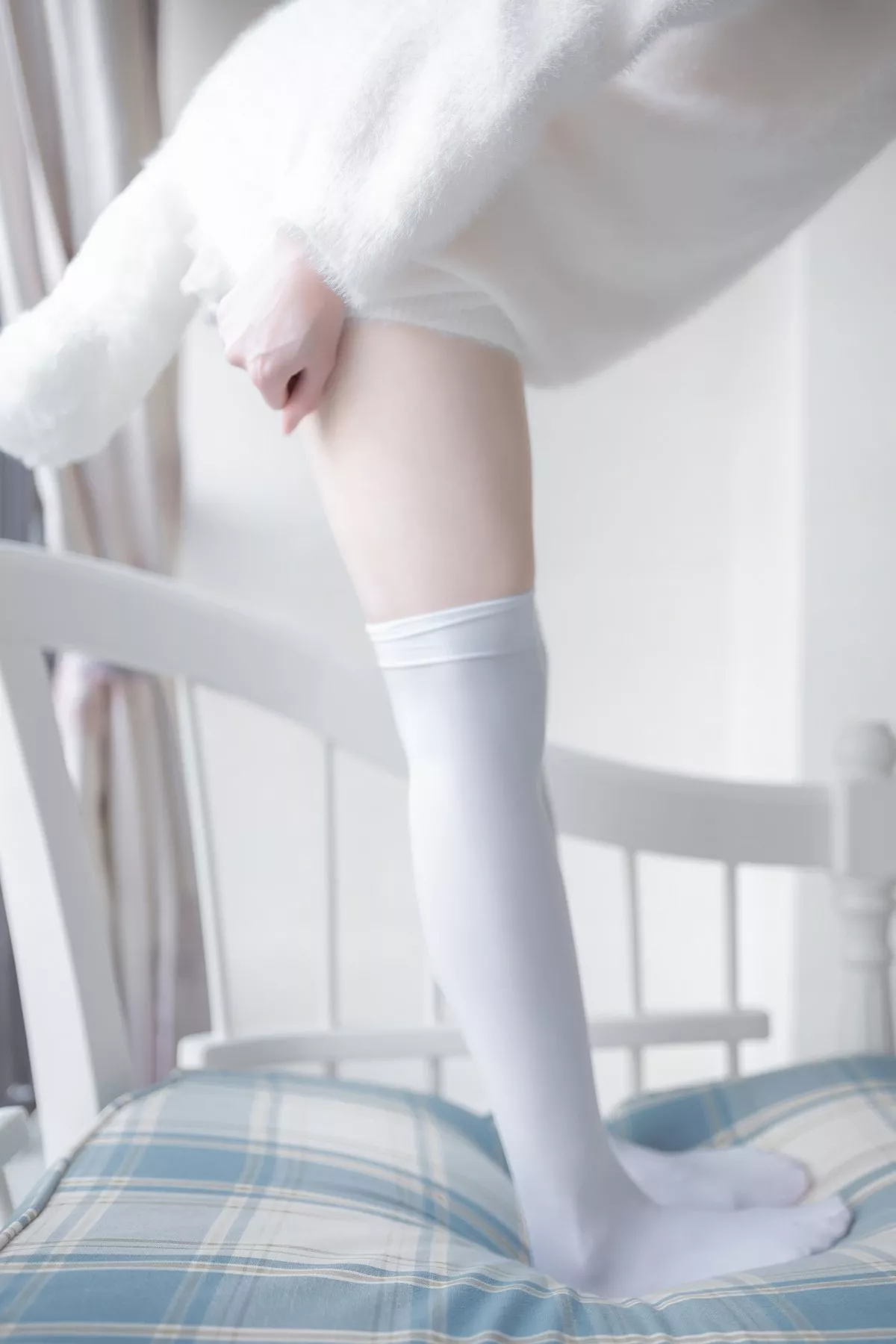 动漫博主Kitaro_绮太郎白喵女友主题性感纯白绒毛服饰配白丝袜秀美腿诱惑写真41P