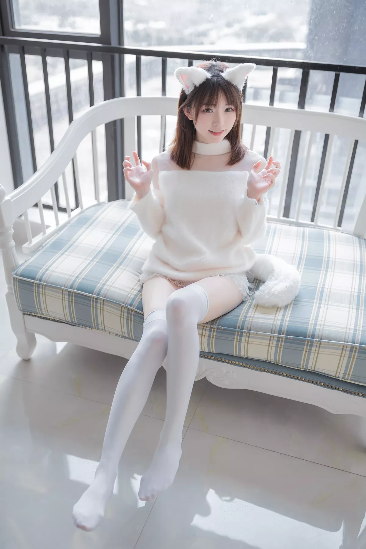 动漫博主Kitaro_绮太郎白喵女友主题性感纯白绒毛服饰配白丝袜秀美腿诱惑写真41P