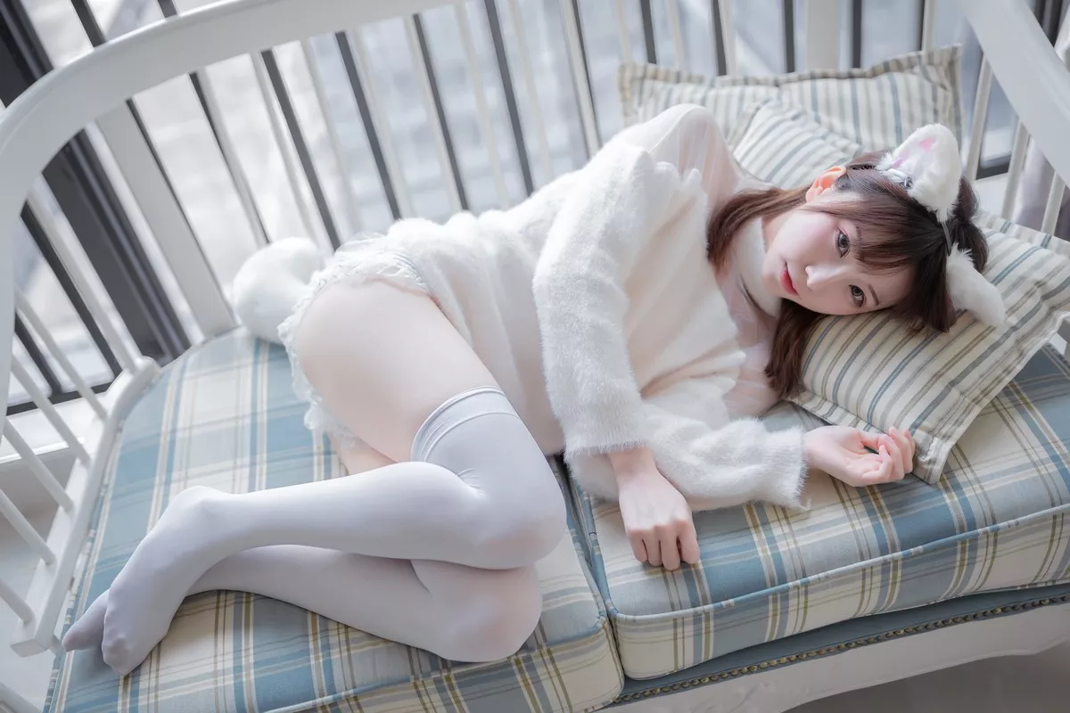 动漫博主Kitaro_绮太郎白喵女友主题性感纯白绒毛服饰配白丝袜秀美腿诱惑写真41P