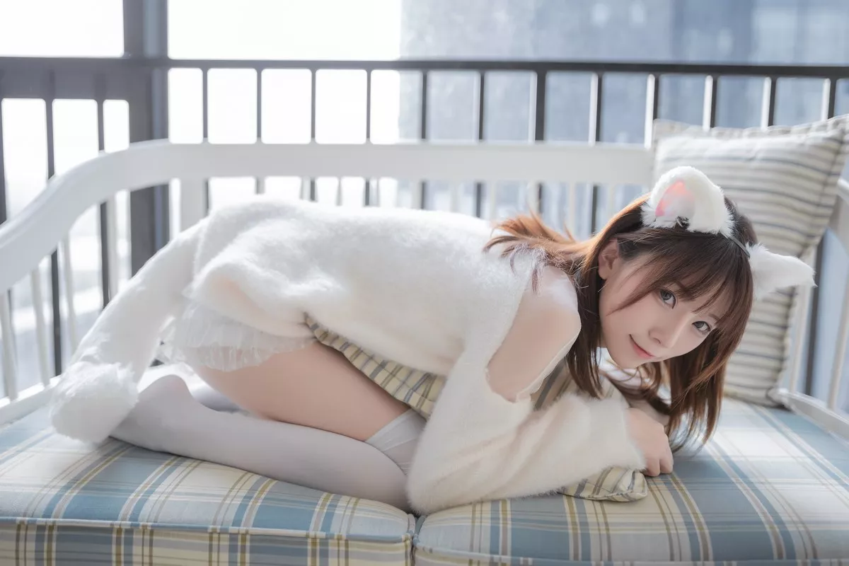 动漫博主Kitaro_绮太郎白喵女友主题性感纯白绒毛服饰配白丝袜秀美腿诱惑写真41P