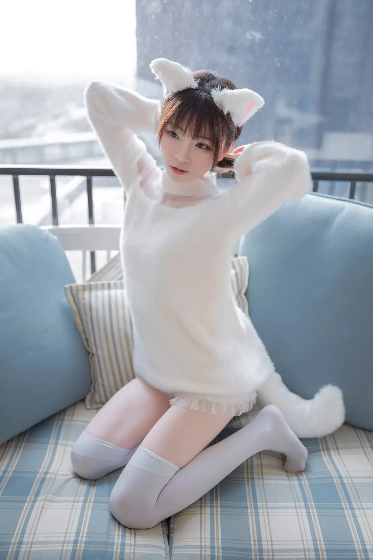 动漫博主Kitaro_绮太郎白喵女友主题性感纯白绒毛服饰配白丝袜秀美腿诱惑写真41P