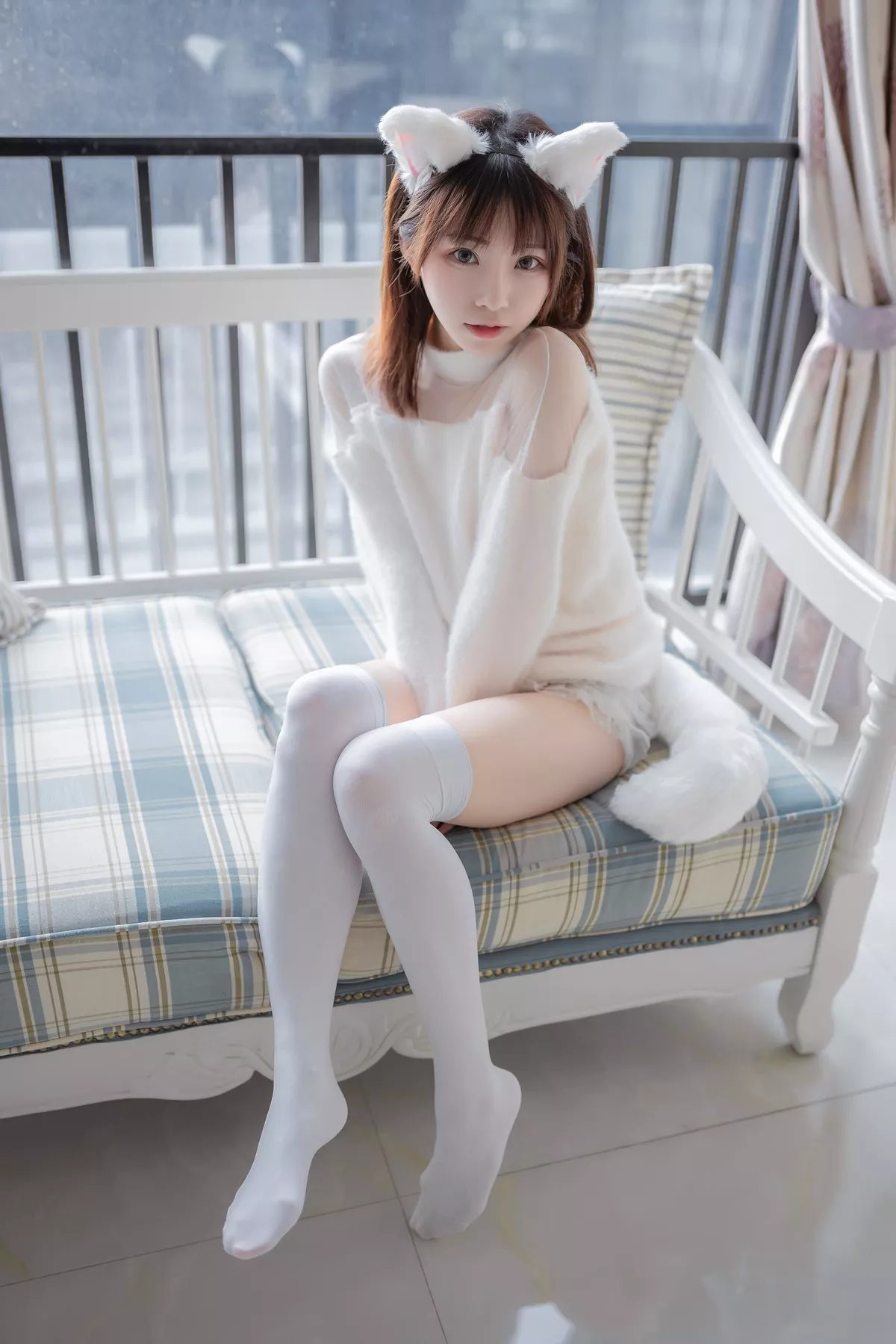 动漫博主Kitaro_绮太郎白喵女友主题性感纯白绒毛服饰配白丝袜秀美腿诱惑写真41P