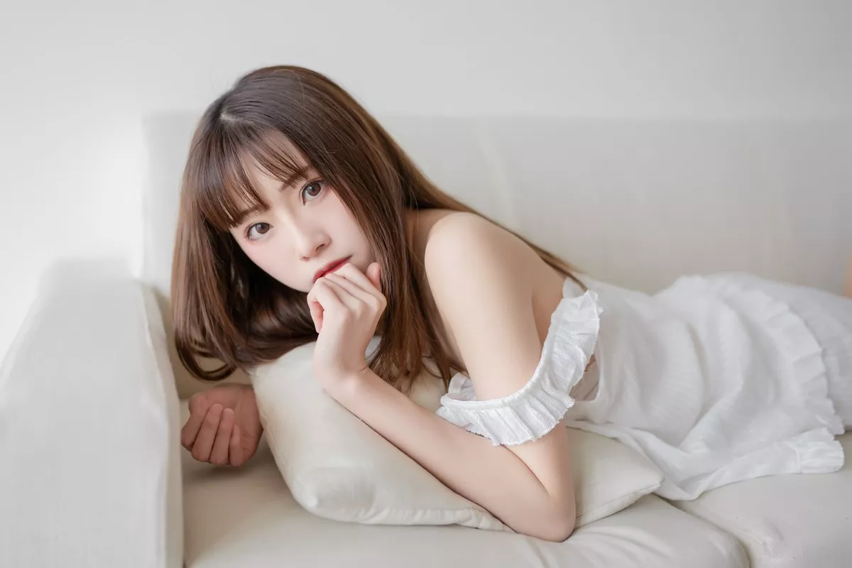 动漫博主Kitaro_绮太郎白色睡衣主题私房性感睡衣配超薄肉丝裤袜完美诱惑写真45P