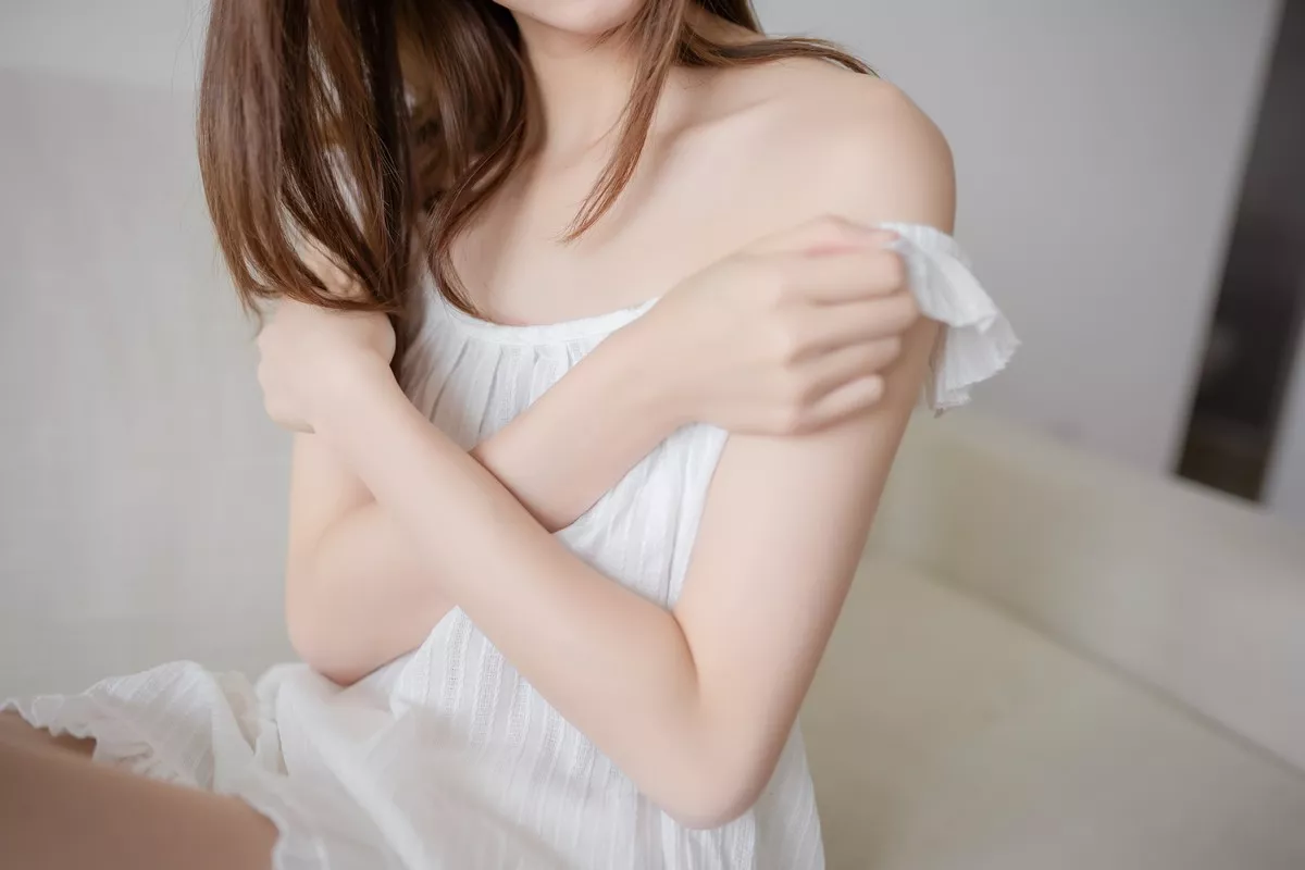 动漫博主Kitaro_绮太郎白色睡衣主题私房性感睡衣配超薄肉丝裤袜完美诱惑写真45P