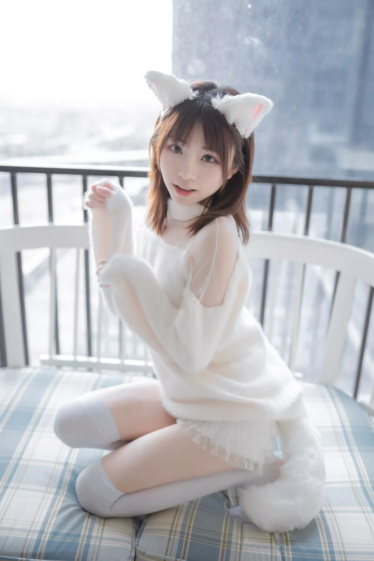 动漫博主Kitaro_绮太郎白喵女友主题性感纯白绒毛服饰配白丝袜秀美腿诱惑写真41P
