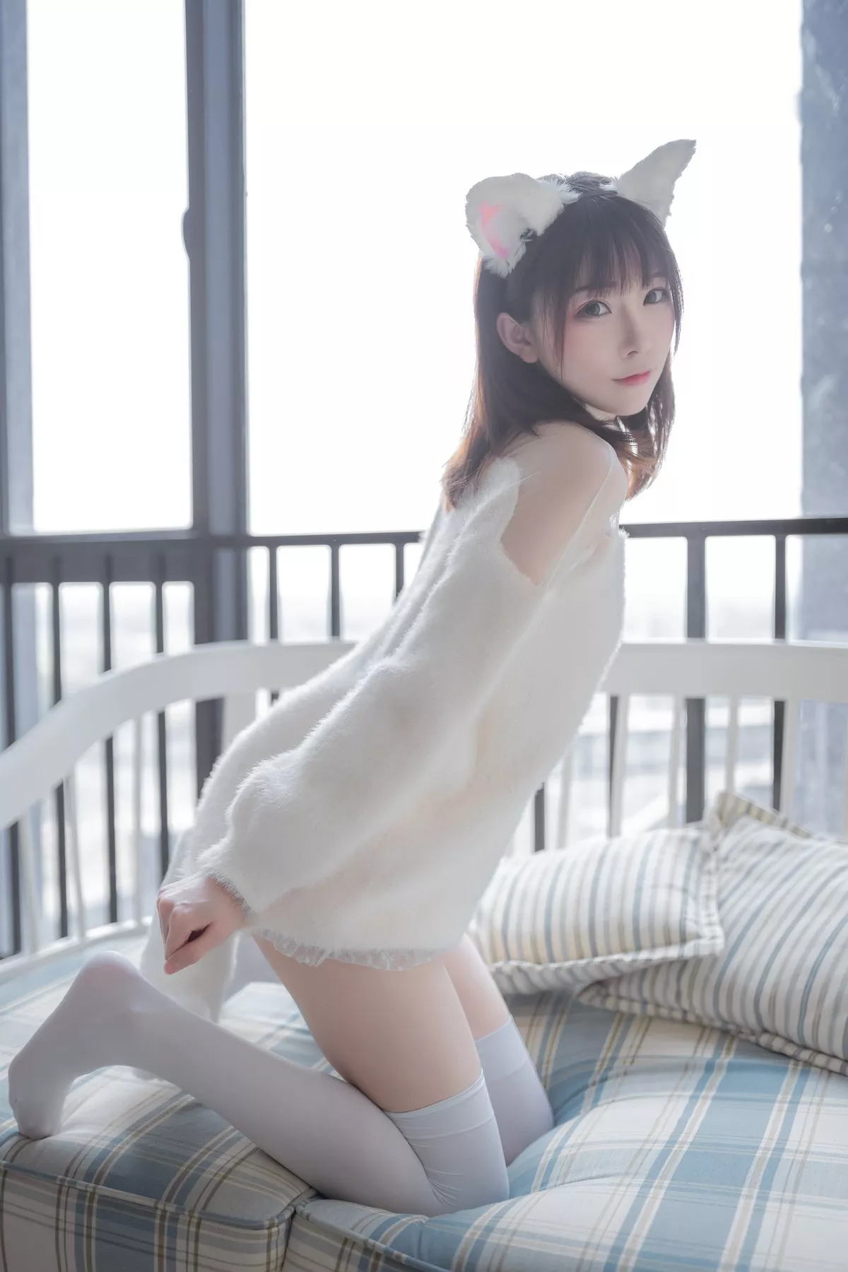 动漫博主Kitaro_绮太郎白喵女友主题性感纯白绒毛服饰配白丝袜秀美腿诱惑写真41P