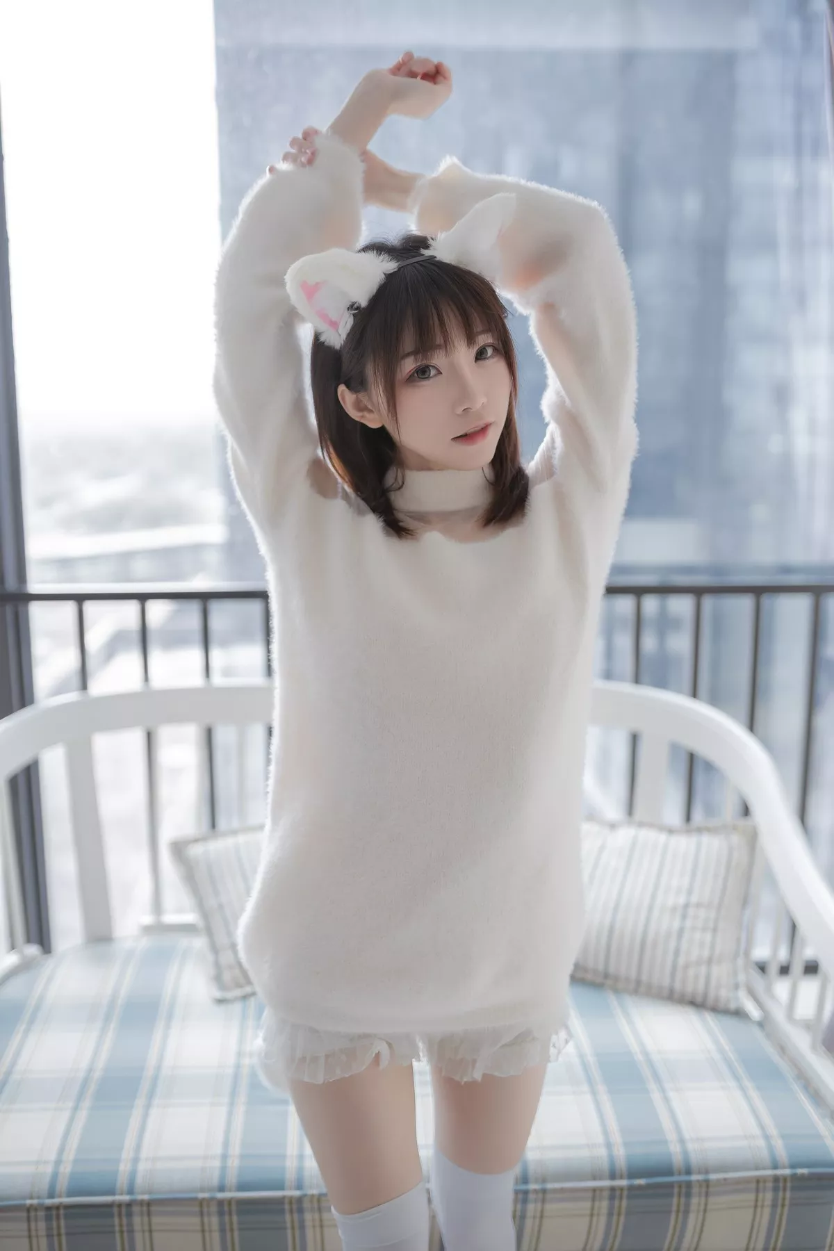 动漫博主Kitaro_绮太郎白喵女友主题性感纯白绒毛服饰配白丝袜秀美腿诱惑写真41P