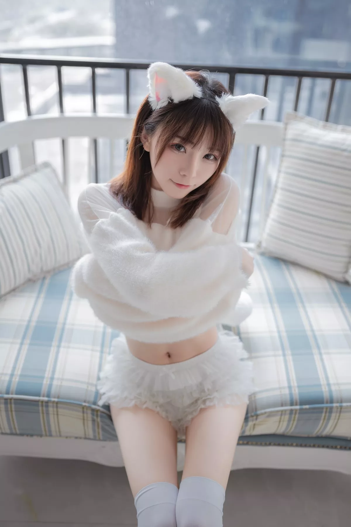 动漫博主Kitaro_绮太郎白喵女友主题性感纯白绒毛服饰配白丝袜秀美腿诱惑写真41P