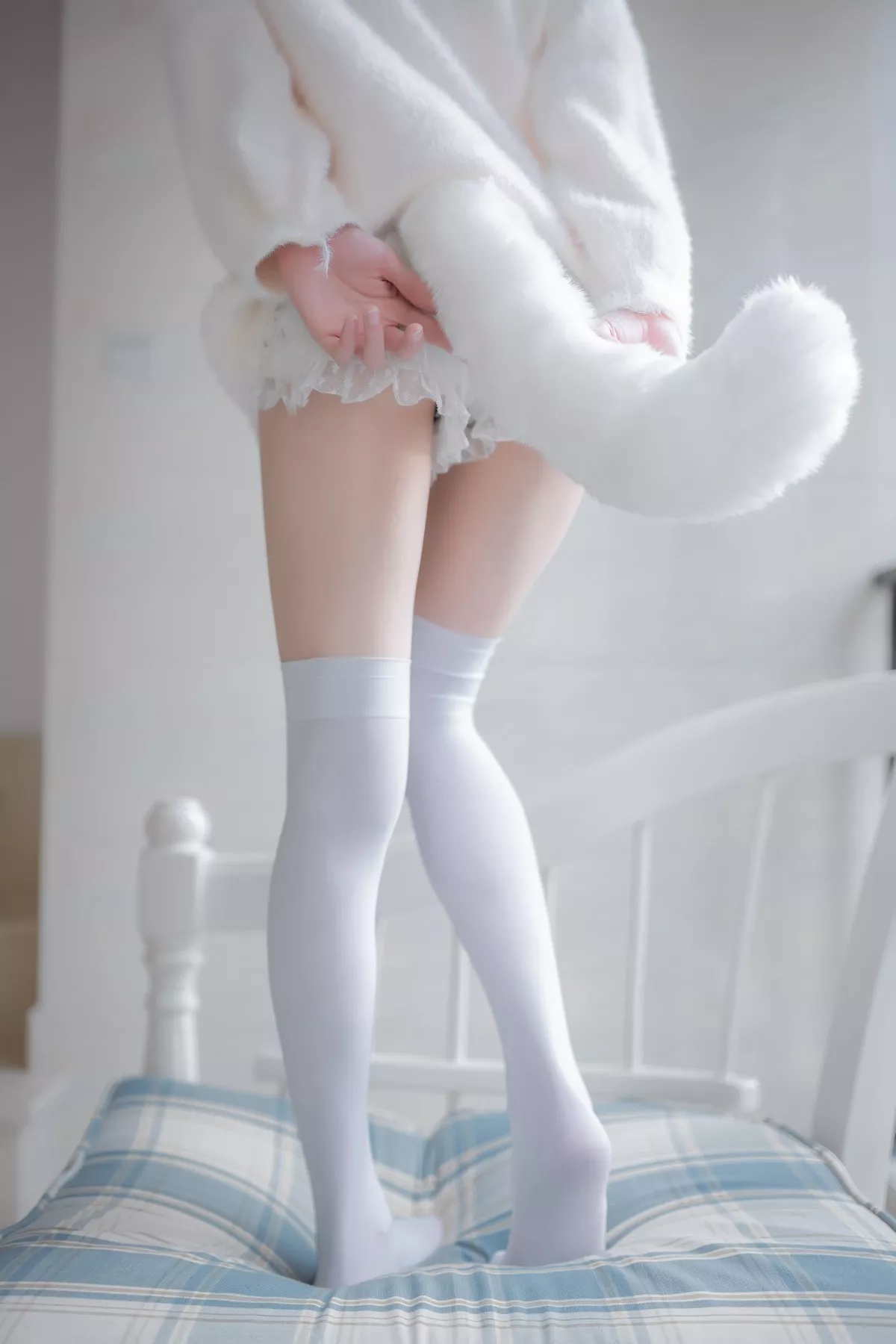 动漫博主Kitaro_绮太郎白喵女友主题性感纯白绒毛服饰配白丝袜秀美腿诱惑写真41P
