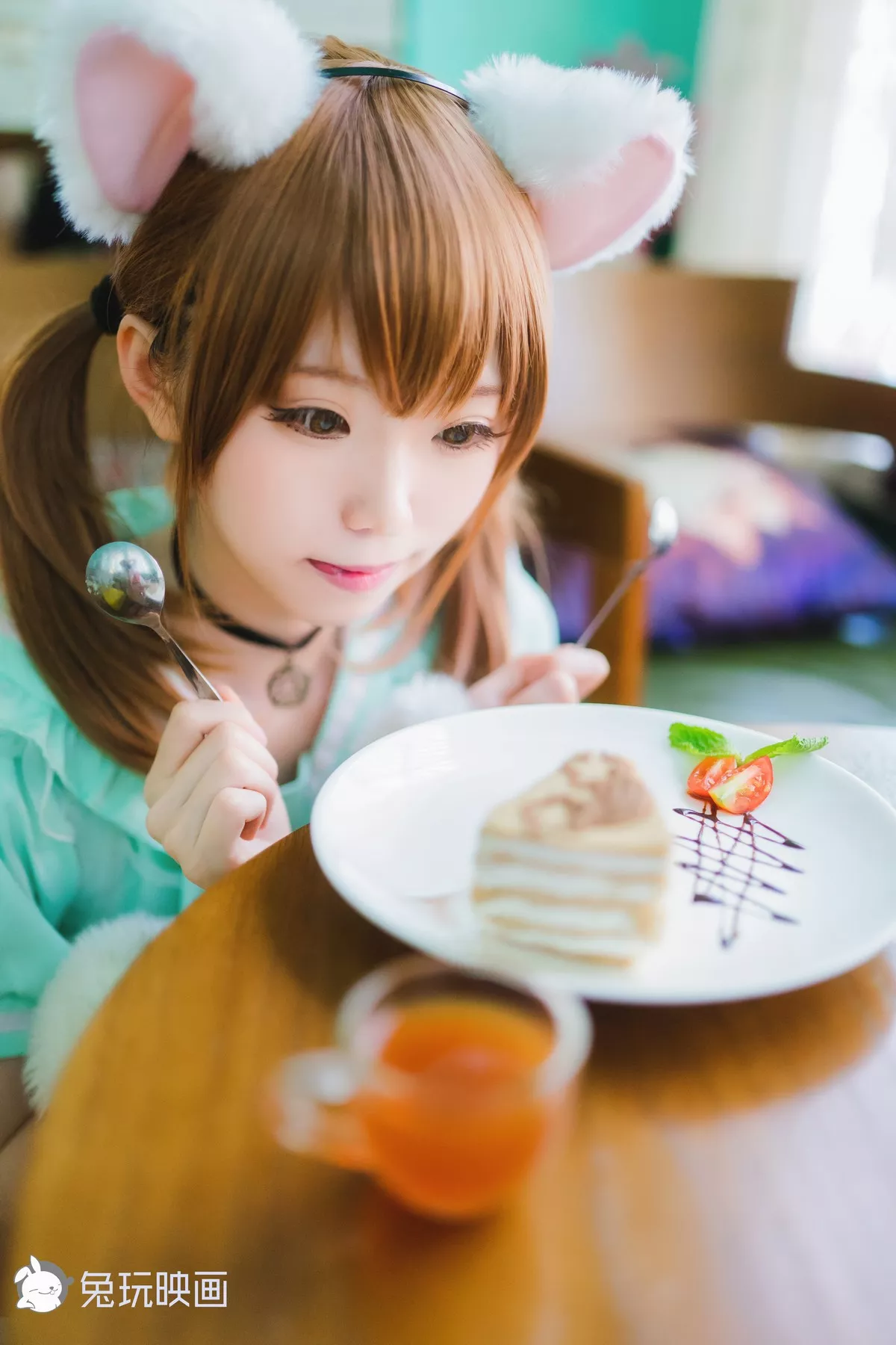 动漫博主Kitaro_绮太郎白喵喵喵主题性感猫女郎装扮淡绿色长裙秀美腿诱惑写真46P