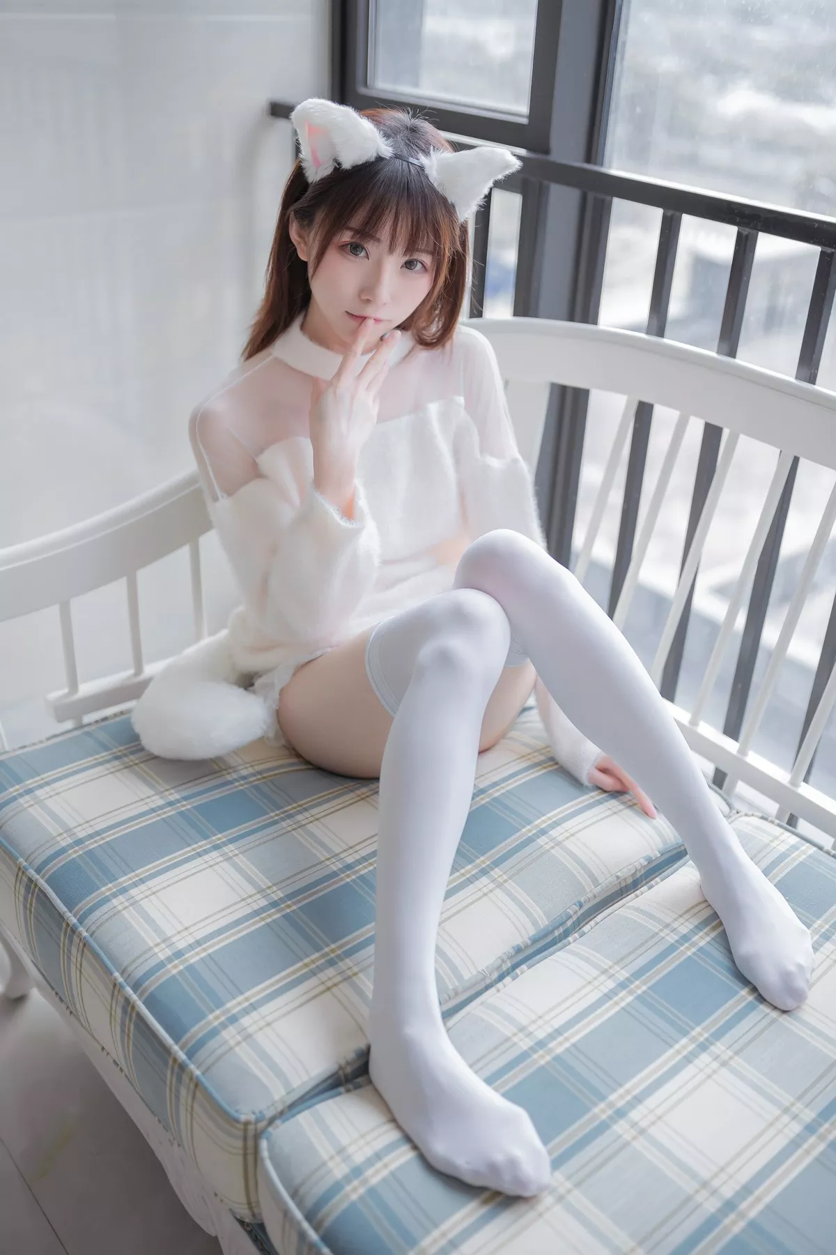 动漫博主Kitaro_绮太郎白喵女友主题性感纯白绒毛服饰配白丝袜秀美腿诱惑写真41P